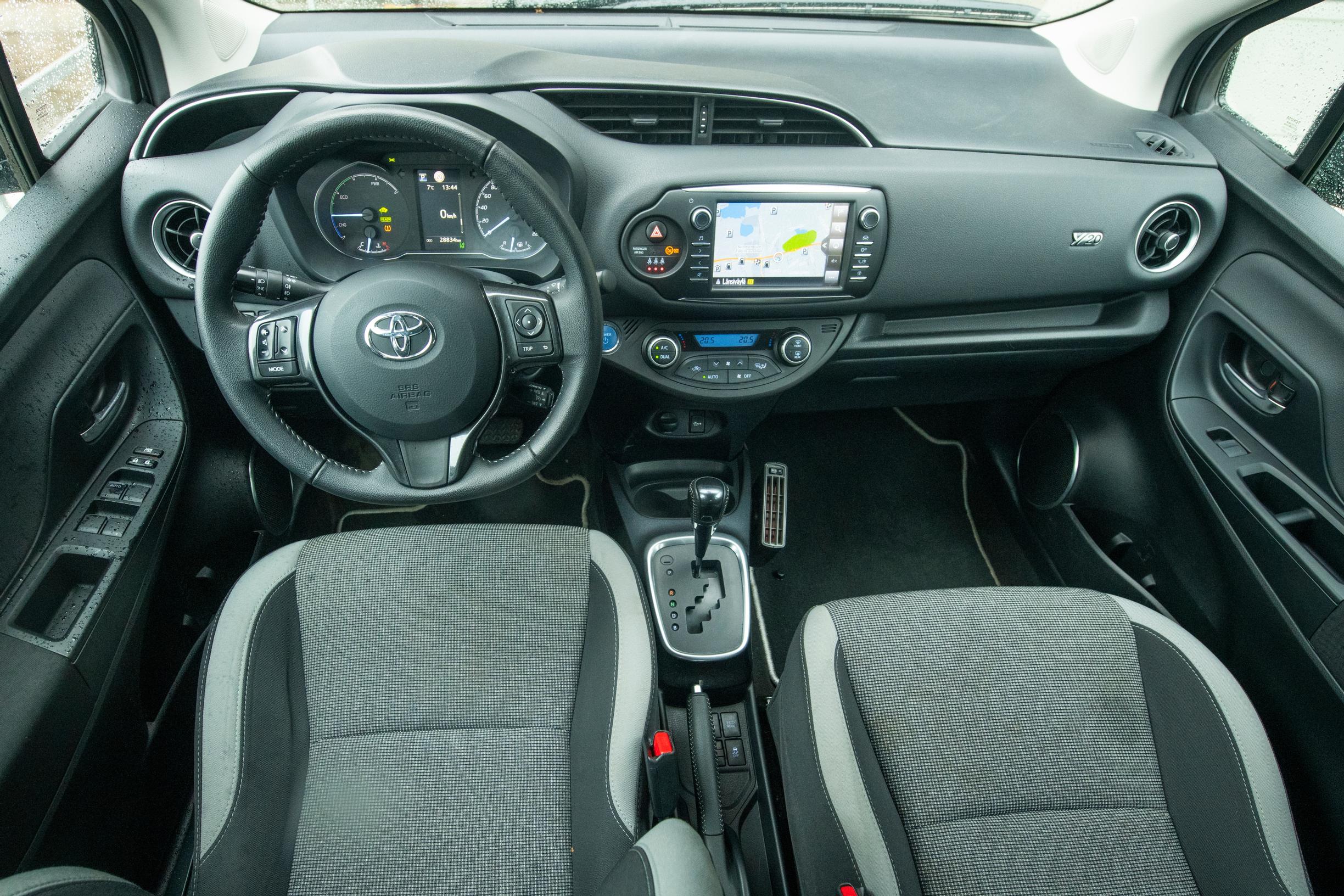 Toyota Yaris vm. 2019 1.5 Hybrid Y20 Edition ohjaamo