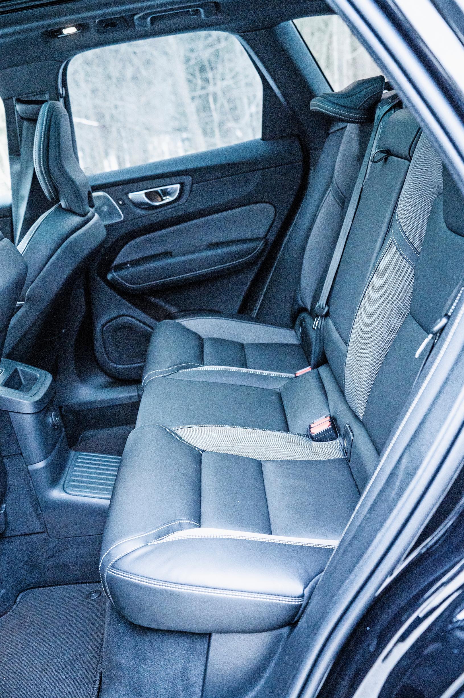 Volvo XC60:n takapenkillä mahtuu istumaan isompikin karpaasi.