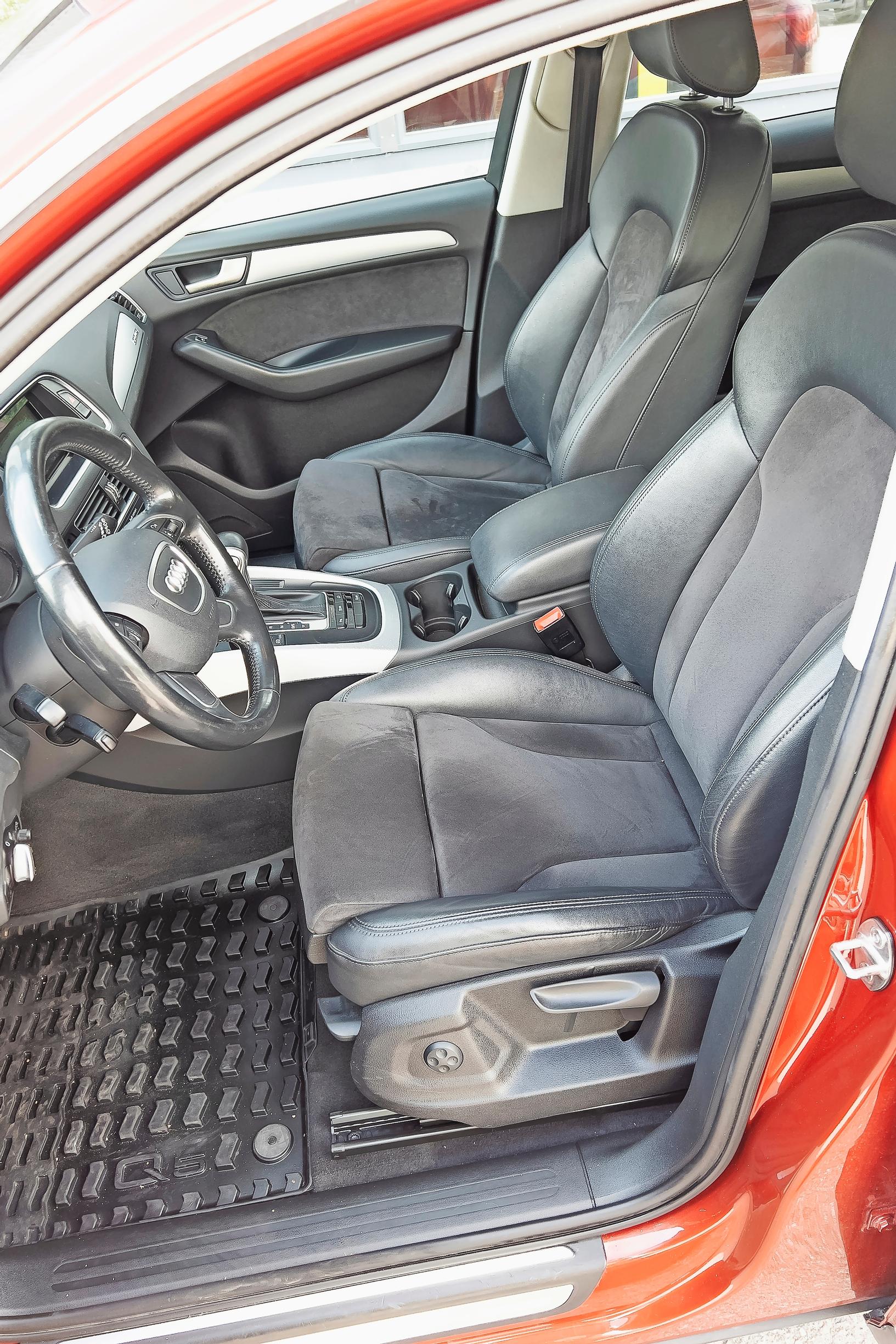 Audi Q5:n istuinverhoilussa on käytetty nahkaa ja alcantaraa.