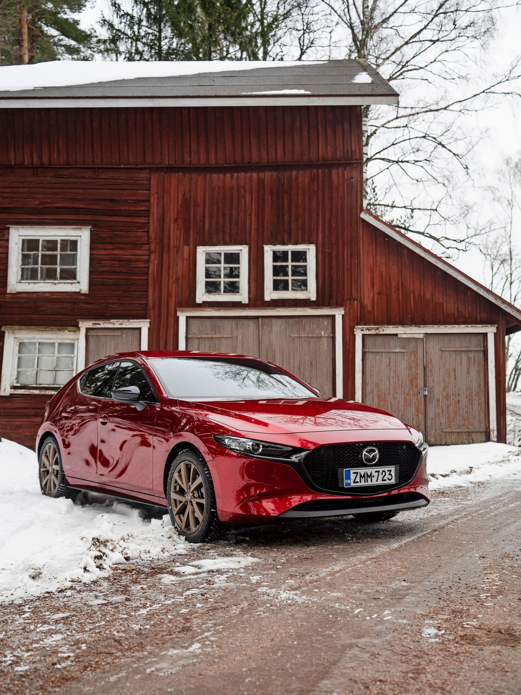 Keppi käteen ota! Mazda 3 on eksoottinen auto – Vaihteisto on nautinnollisen herkkä ja moottorissa on sitä jotakin