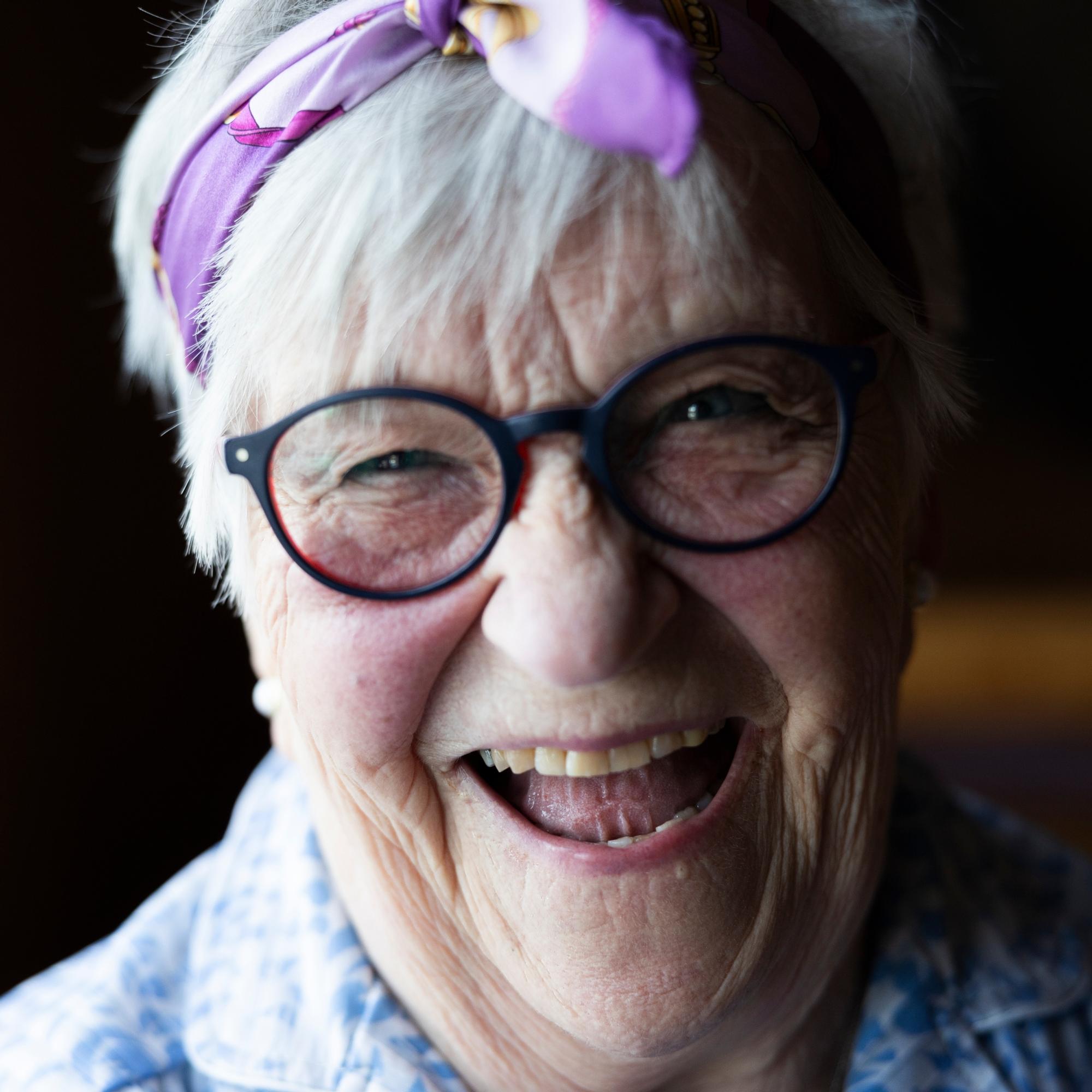 Eini, 88, kaatuilee korpikylän teatterissa kuin Vesku Loiri – "Pikkutuhmaa juttuakin seassa, sehän sopii minulle"