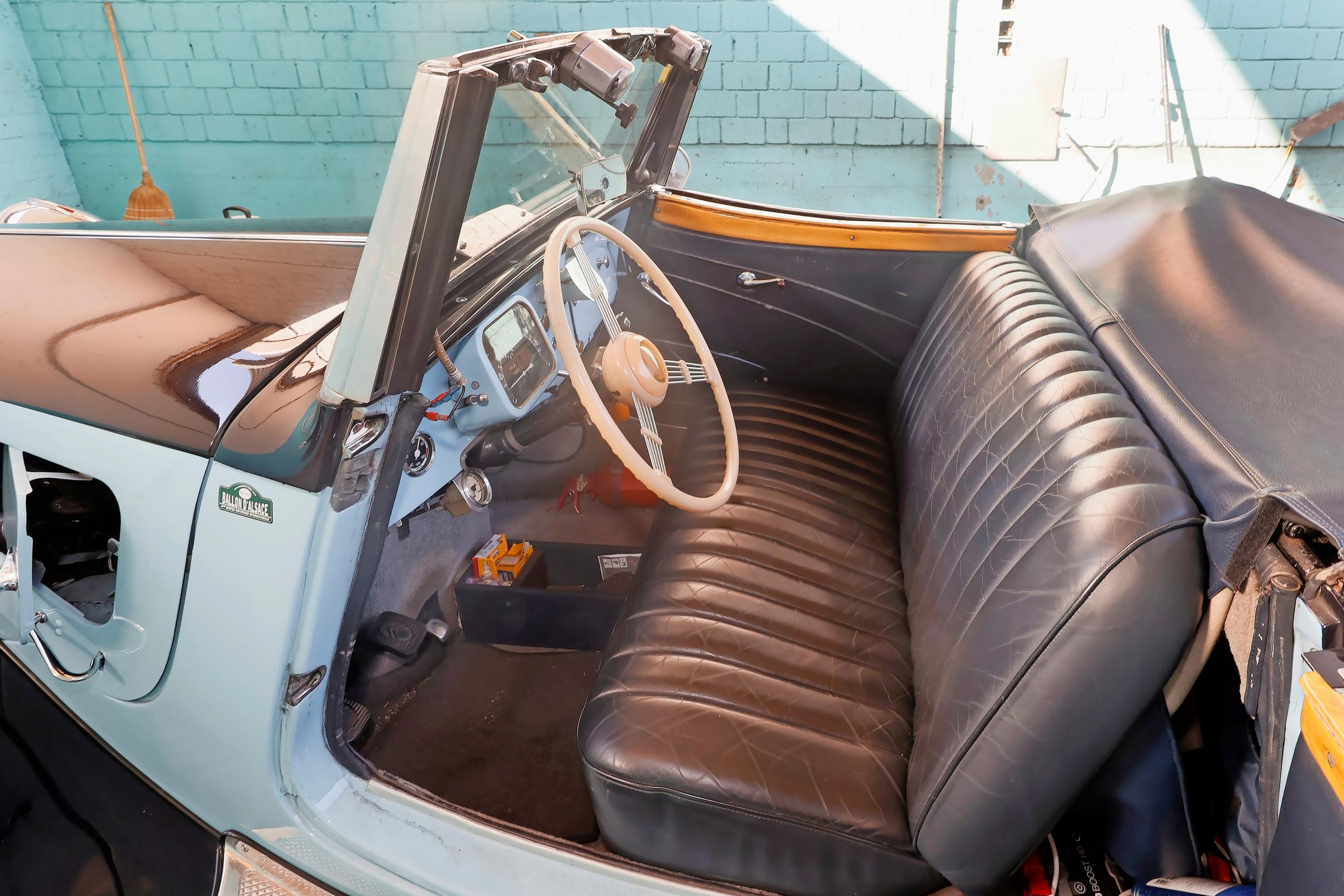 Citroën Traction Avantissa moitimme etuistuimen heikkoa sivuttaistukea – ellei vieressä istu tukevanpuoleinen henkilö.