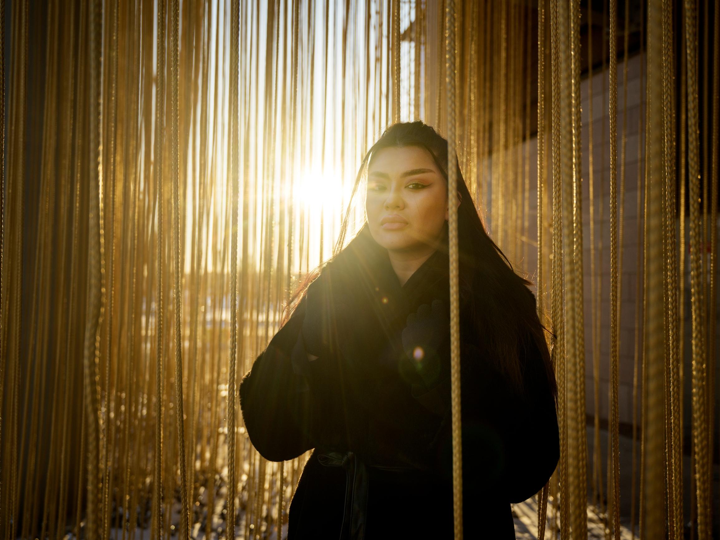 Suomeen muuttanut sometähti Parvaneh Parastesh pakeni talibania viime hetkillä – ”Me naiset taistelemme vastaan”