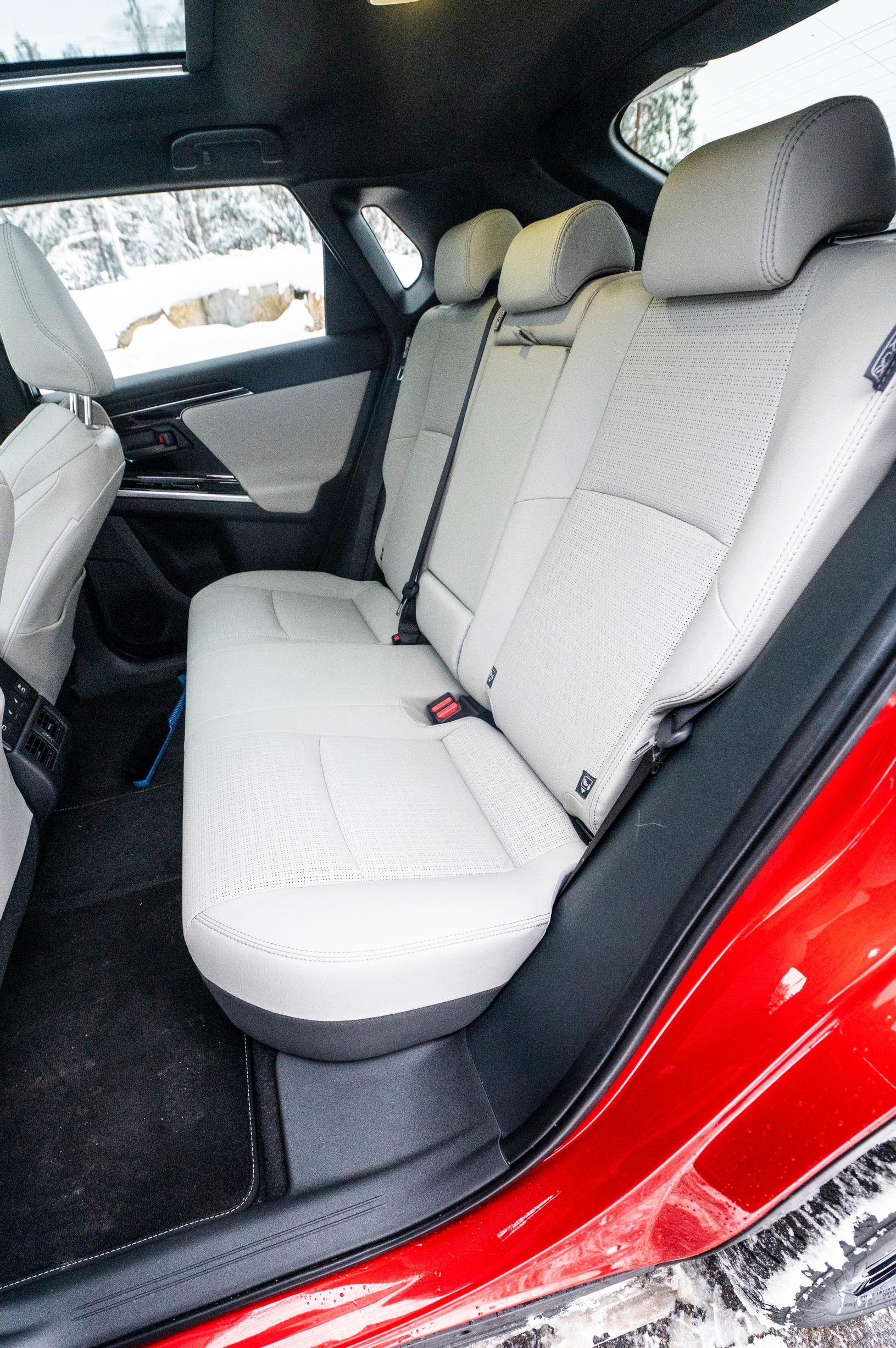 Toyota bZ4X Premium AWD takaistuimet
