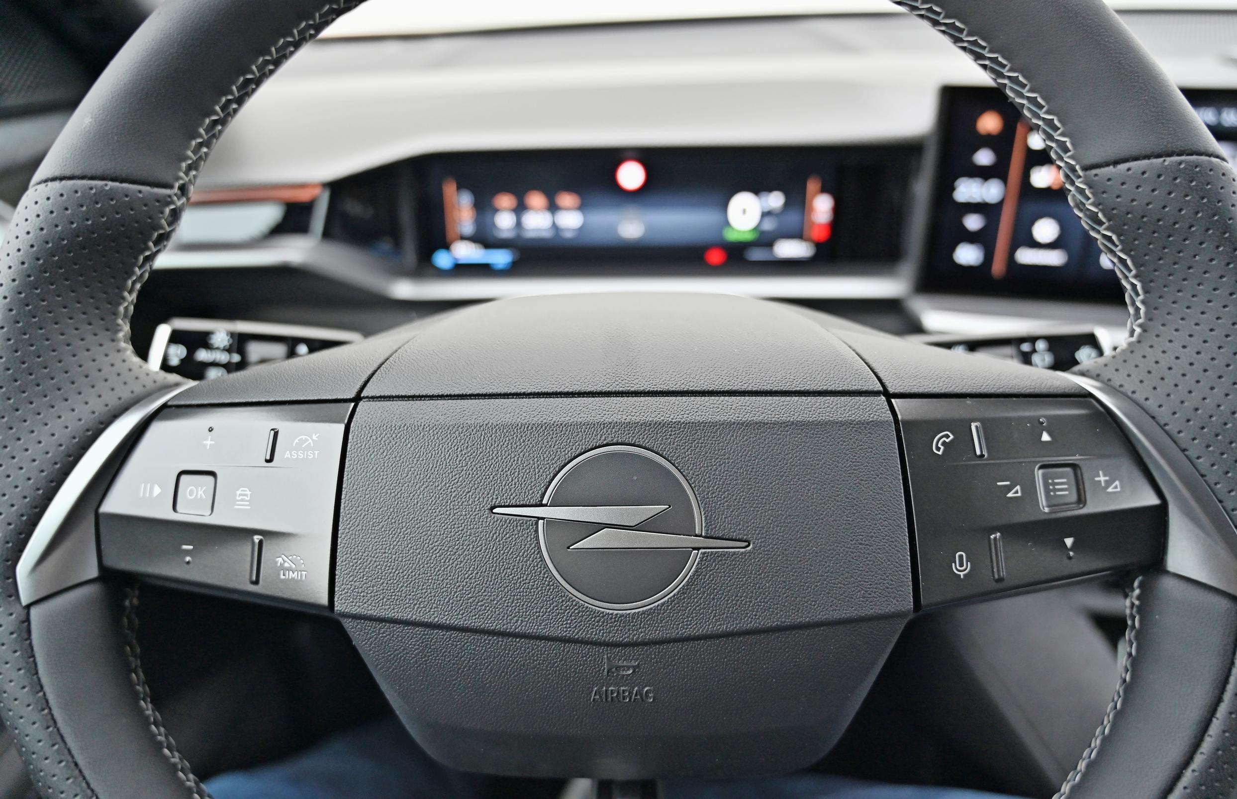 Uuden Opel Grandlandin ratin taakse pääsee edullisimmillaan hieman alle 40 000 eurolla, mutta sähköversion lisähinta on noin kymppitonni. Jos tahtoo nelivedon tai hieman lisää varusteita, ollaan sitten jo 55 000 euron hujakoilla. Hintaetua Opelilla ei siis enää ole.