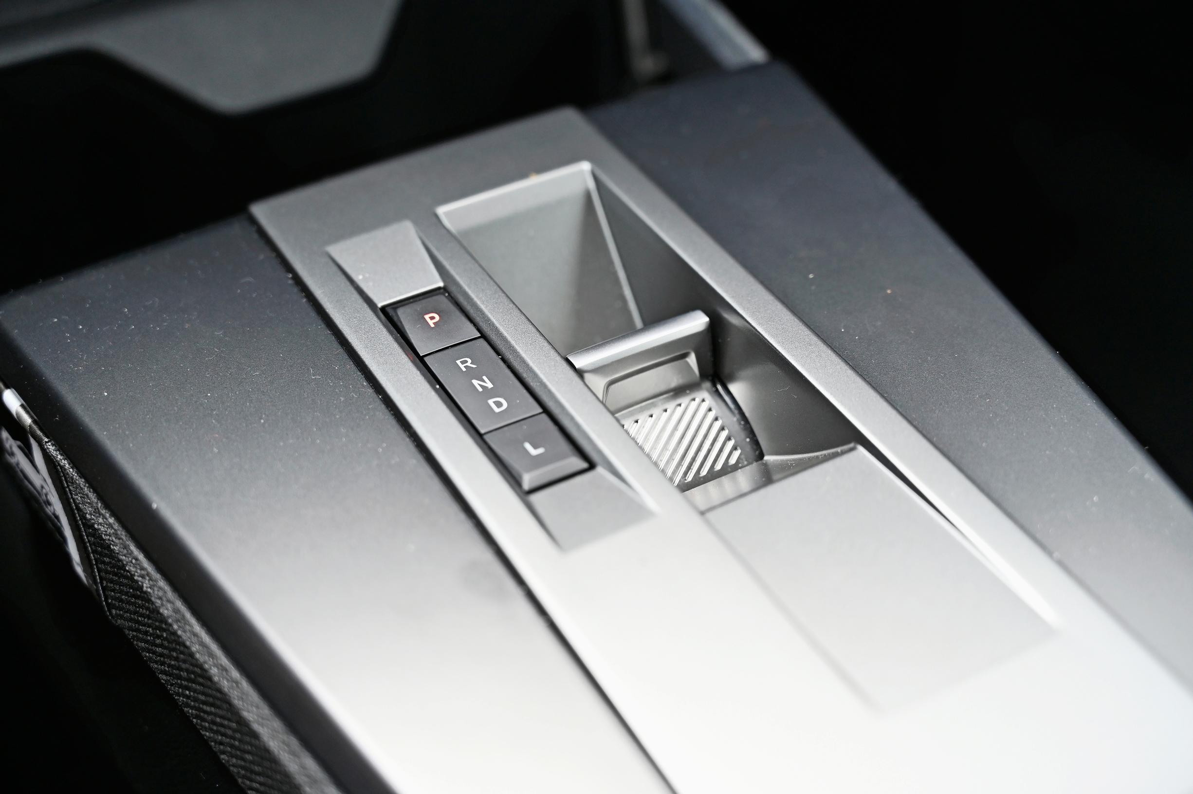 Opel Fronteran Stellantis-sukuisuus näkyy esimerkiksi vaihdevalitsimessa.