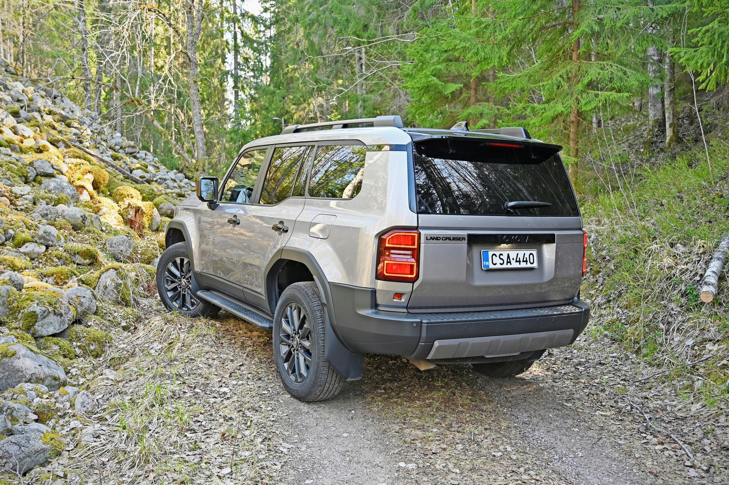 Uuden Toyota Land Cruiserin sähköisesti tehostettu ohjausvaihde on onnistuneesti säädetty. Kantateillä auto etenee vaivattoman vakaasti, ja moottoritienopeuksiin päästäessä ajaminen paljastuu leppoisaksi ilman jatkuvaa ohjailun tarvetta