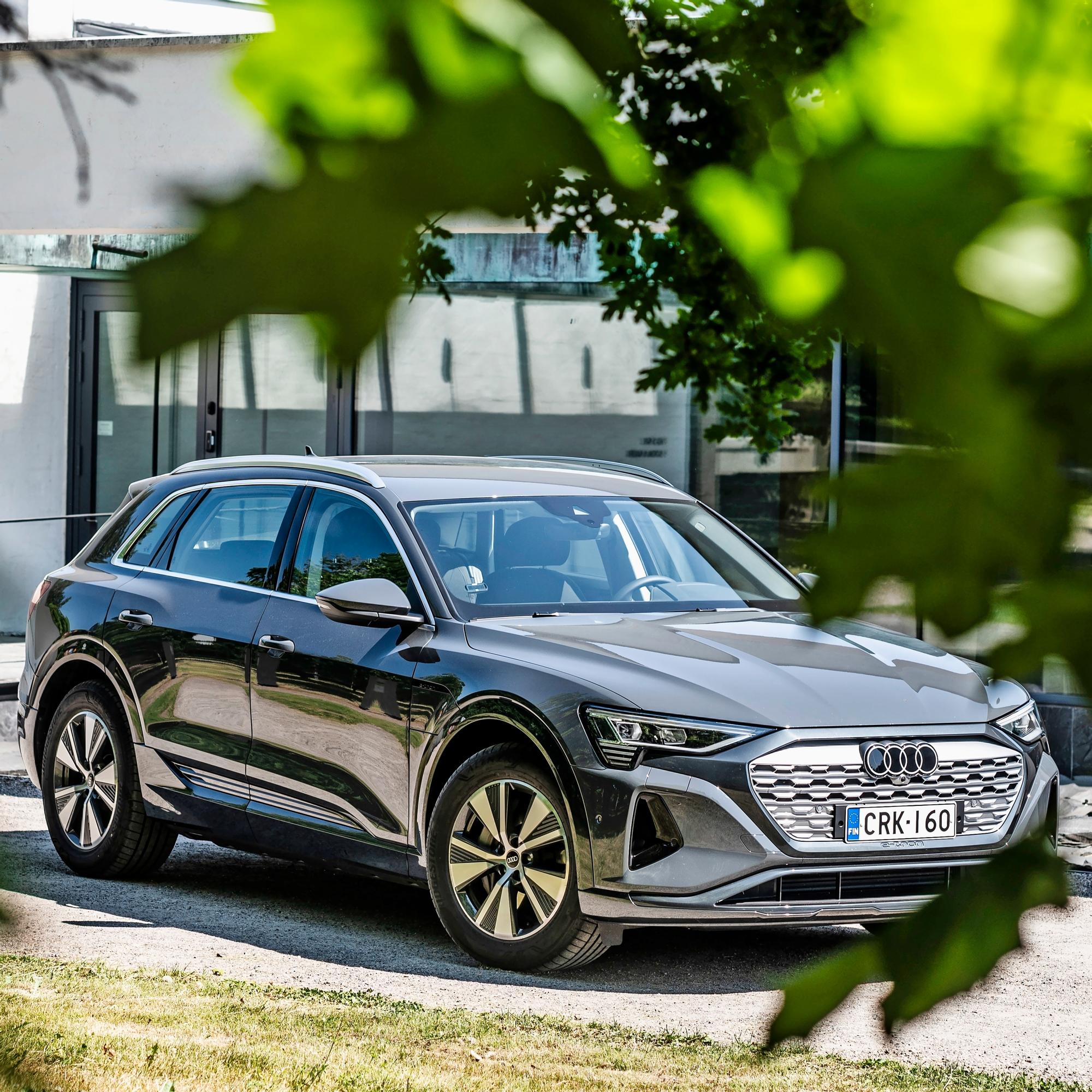 Audi Q8 – Tarjolla 2,6 tonnin verran sähköistä tunnelmaa eli massiivinen kahdella sähkömoottorilla varustettu katumaasturi