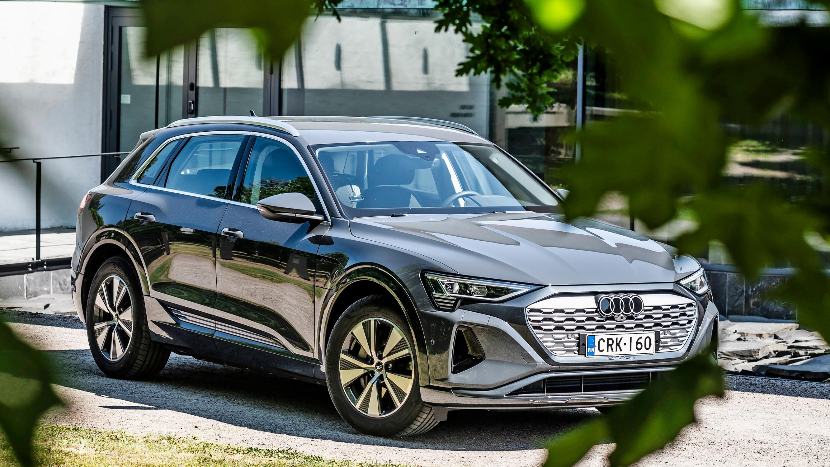 Audi Q8 – Tarjolla 2,6 tonnin verran sähköistä tunnelmaa eli massiivinen kahdella sähkömoottorilla varustettu katumaasturi