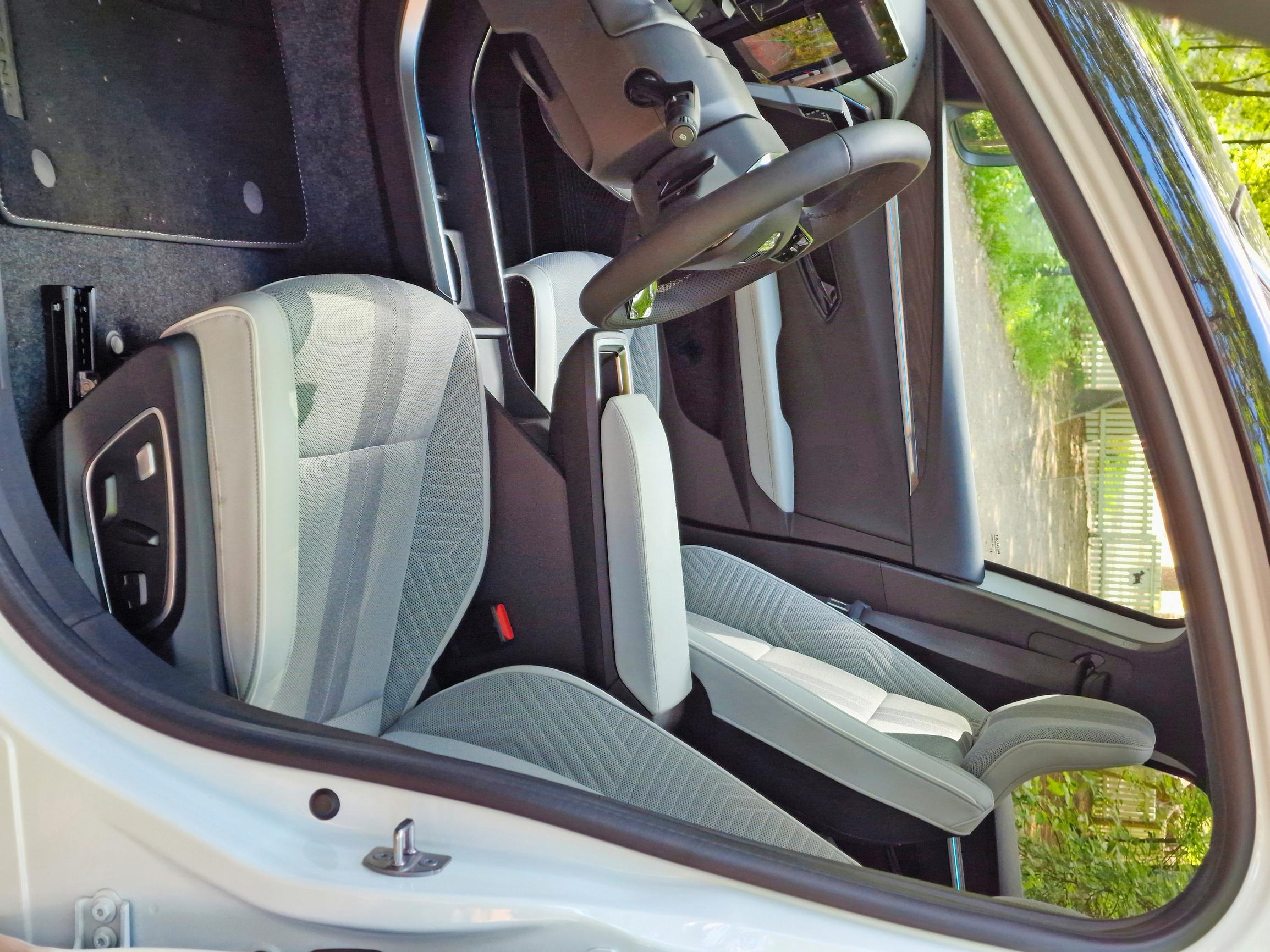 Renault Scenic E-Techin etupenkit ovat pehmeät ja tarvittaessa myös hierovat.