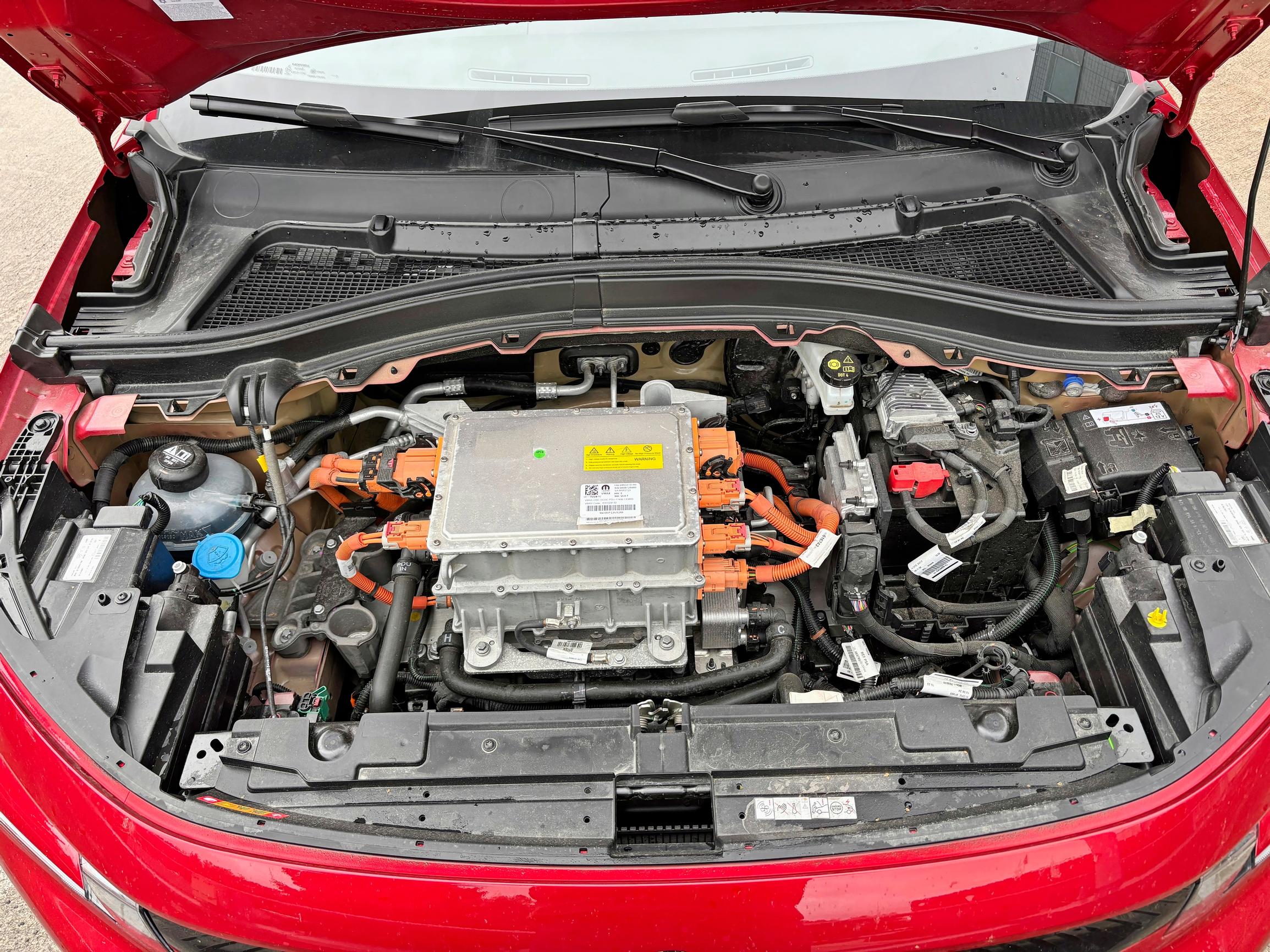 Citroën e-C3 Max 44 kWh on halpa sähköauto, jonka konepellin alta ei löydy lisälokeroa, sähköautoslangilla frunkia. Tänne ei kannata tee-se-itse-miehen mennä sorkkimaan; tuulilasinpesunestettä voi toki lisätä.
