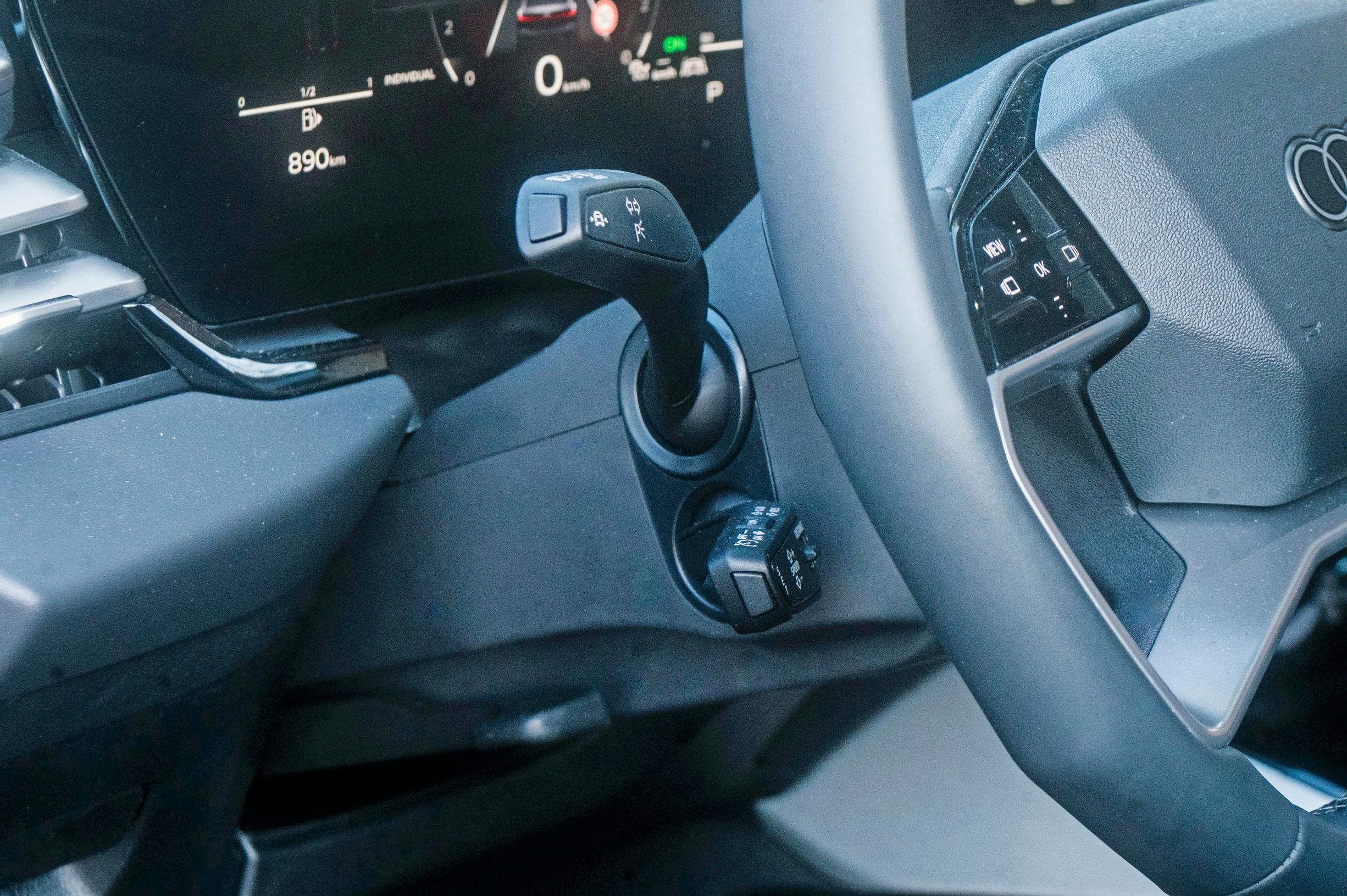 Audi A5:n vakionopeudensäädin on perinteistä viiksimallia.