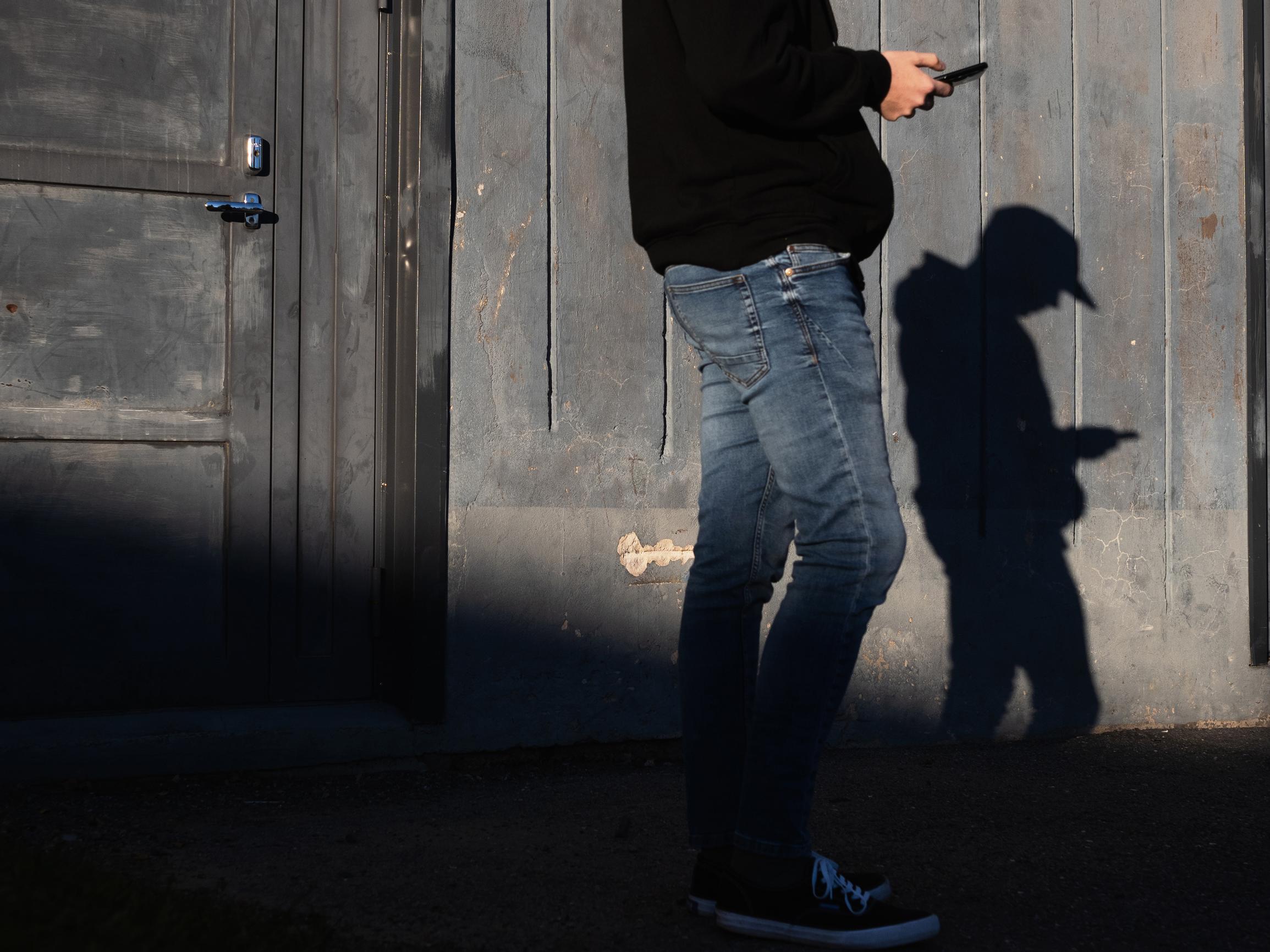 Janne, 17, sulkeutuu koulun jälkeen huoneeseensa katsomaan Youtubea – Tällaista on elää ilman yhtään ystävää