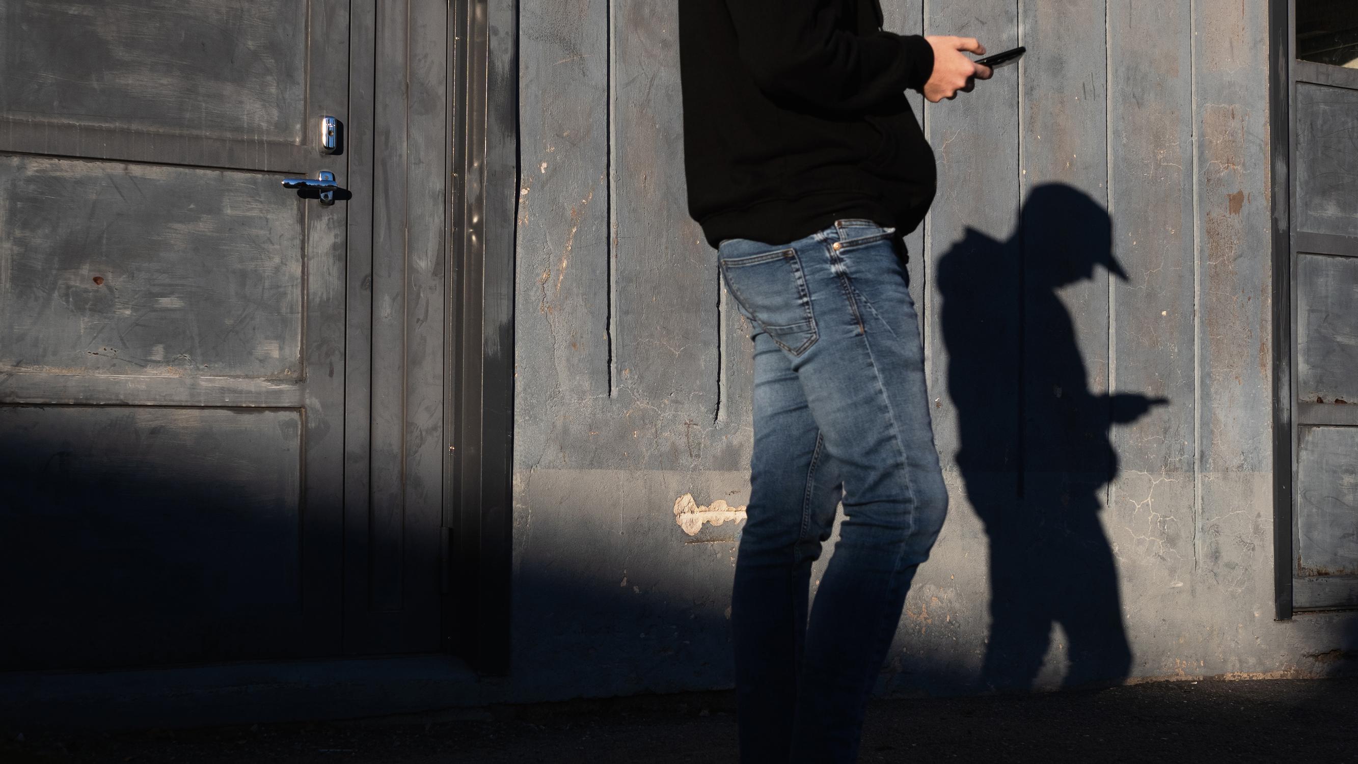 Janne, 17, sulkeutuu koulun jälkeen huoneeseensa katsomaan Youtubea – Tällaista on elää ilman yhtään ystävää
