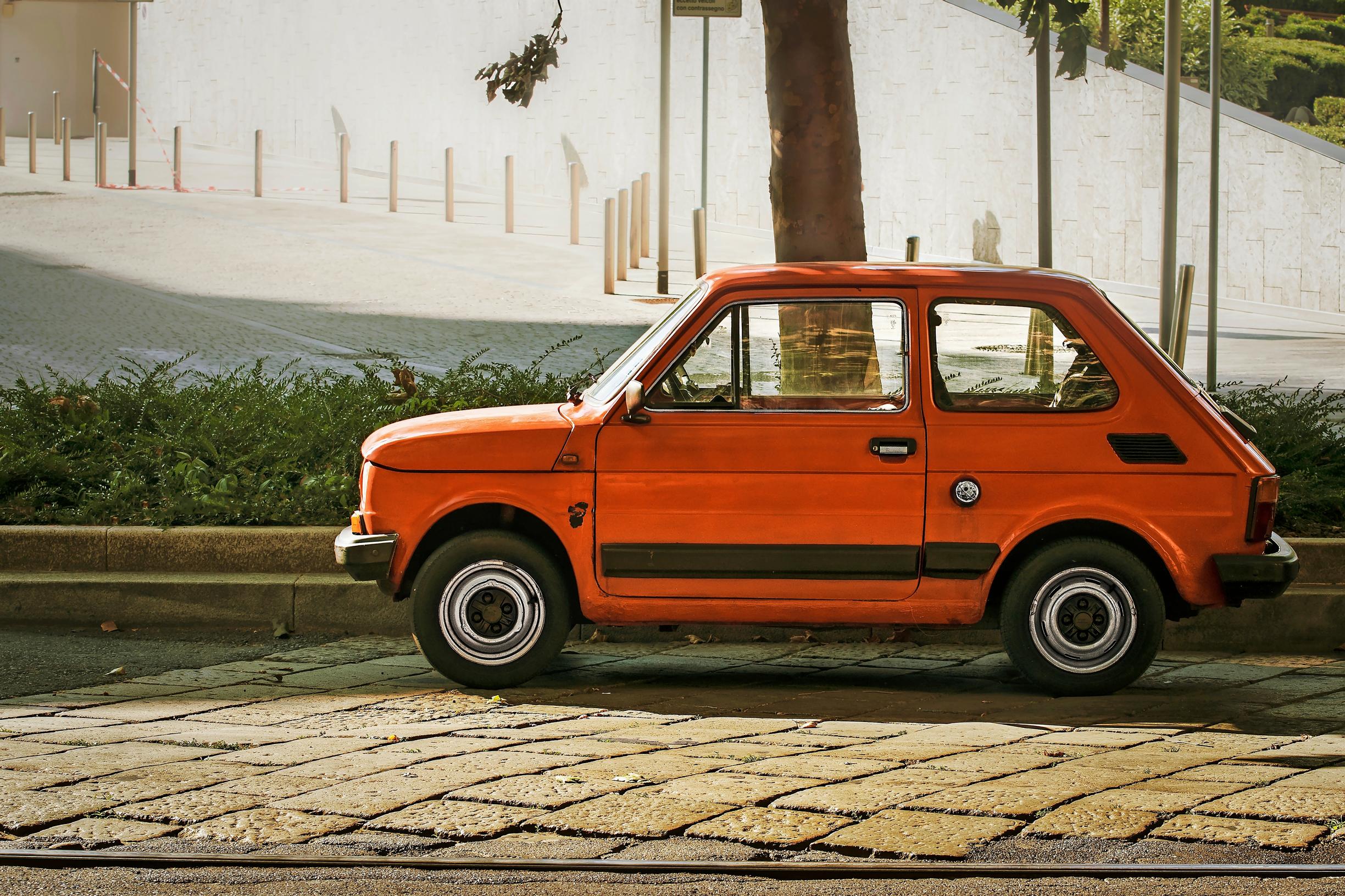 Fiat 126. Eikö olekin söpö auto? Tämä kääpiö nousi sosialistisessa Puolassa hittiluokkaan.