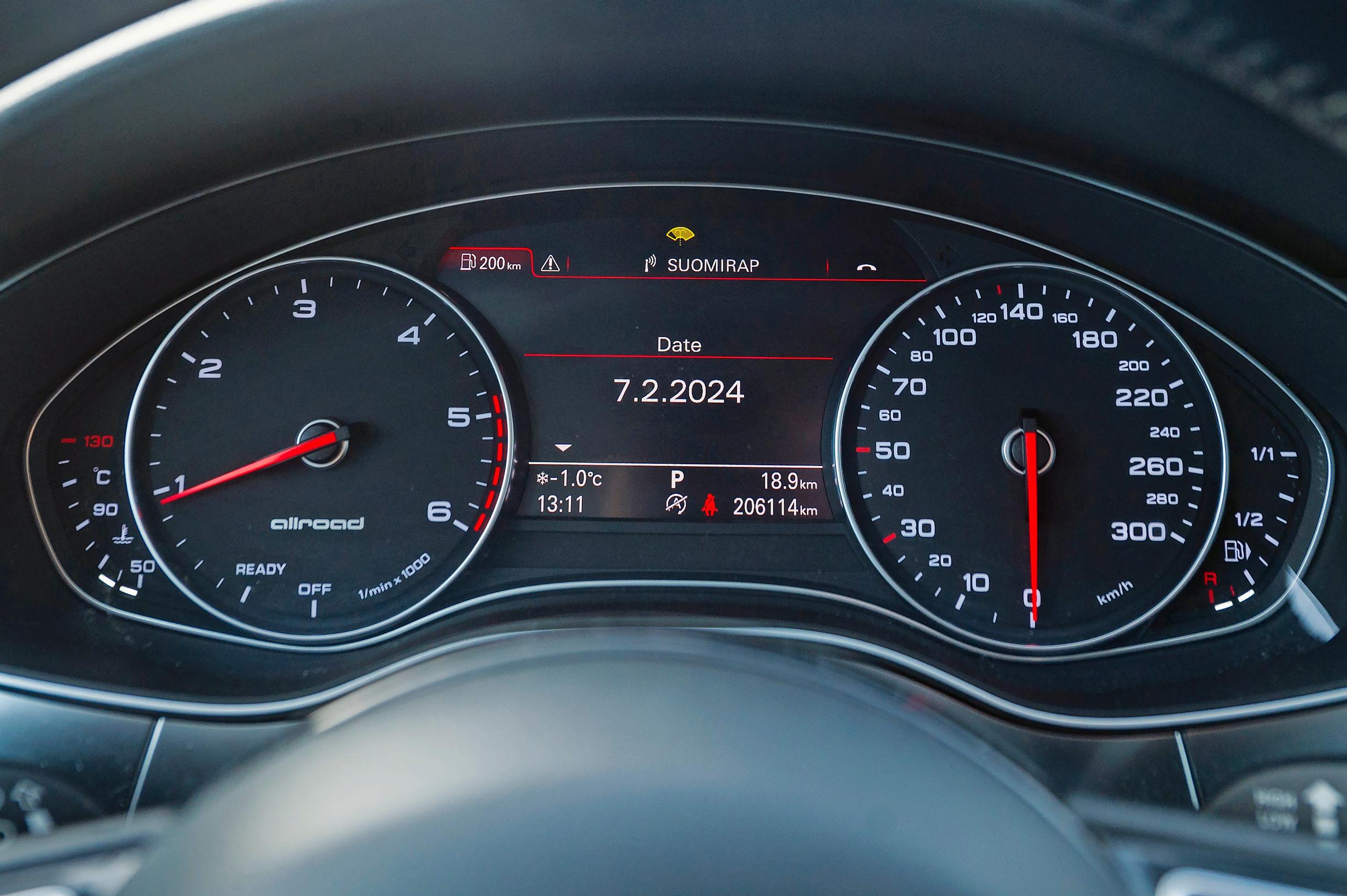 Audi A6 Allroad tarjoaa jotain mistä pikkupojat tykkäävät, ehkä vähän isommatkin: nopeusmittarin suurin lukema on peräti 300 km/h