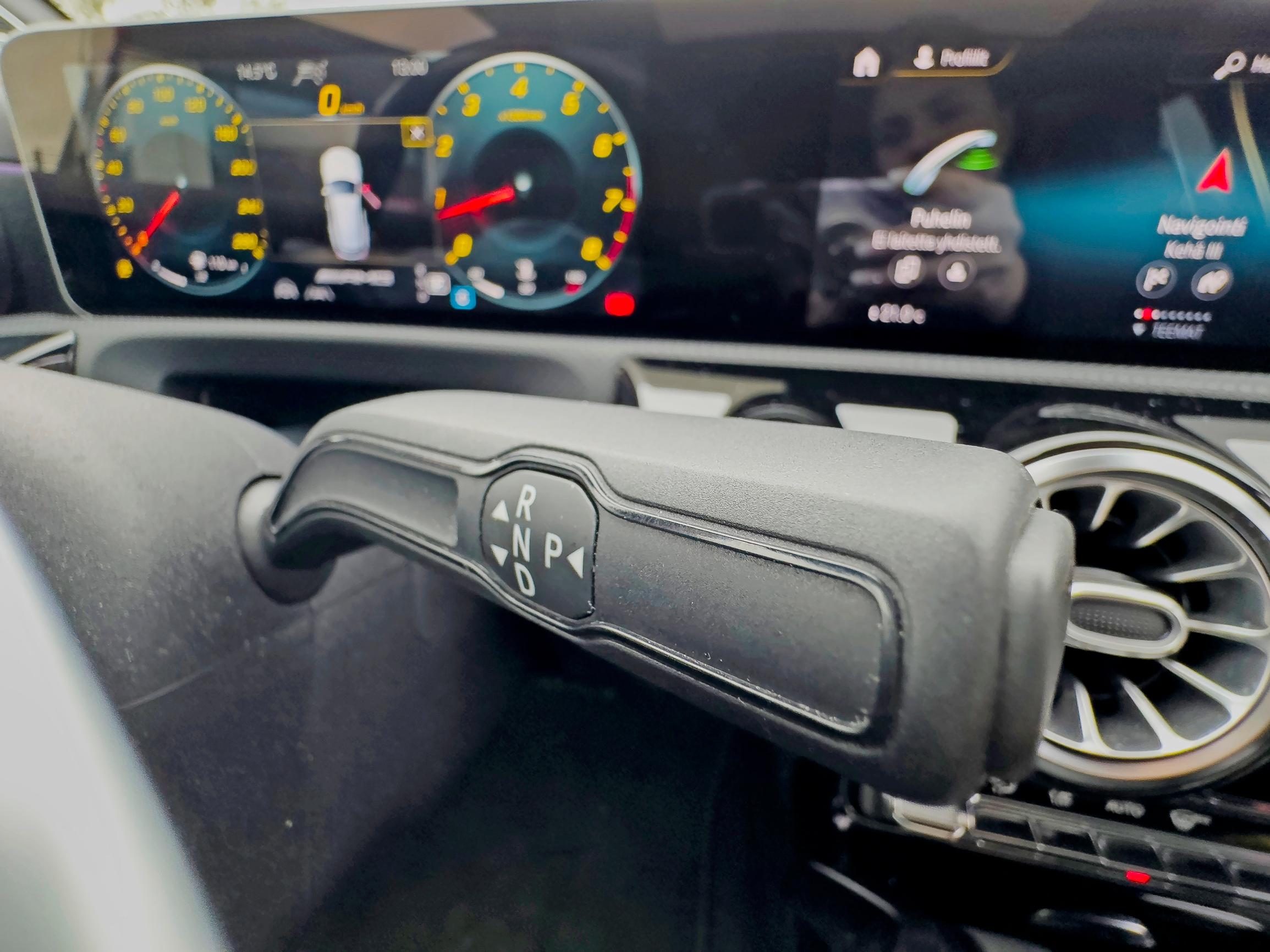 Mercedes CLA 4Maticin vaihdekeppi on kuin mikä tahansa monitoimiviiksi. Kaikkeen tottuu, mutta kyllä tämä ratkaisu on hiukan hämmentävä.