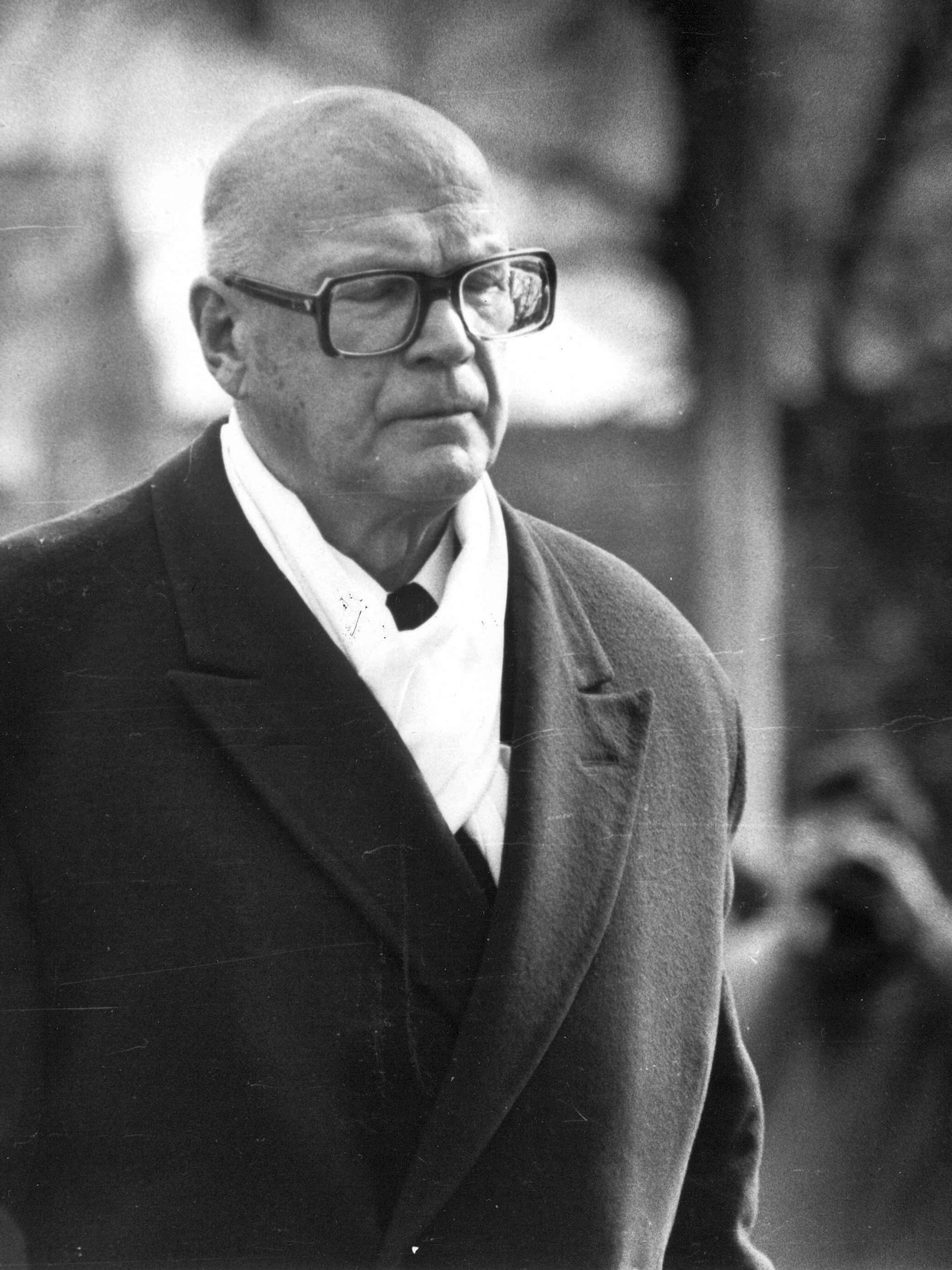 Ennennäkemättömät kuvat 47 vuoden takaa – Kun suru hiljensi presidentin ja hautajaisvieraat Lapualla 1976