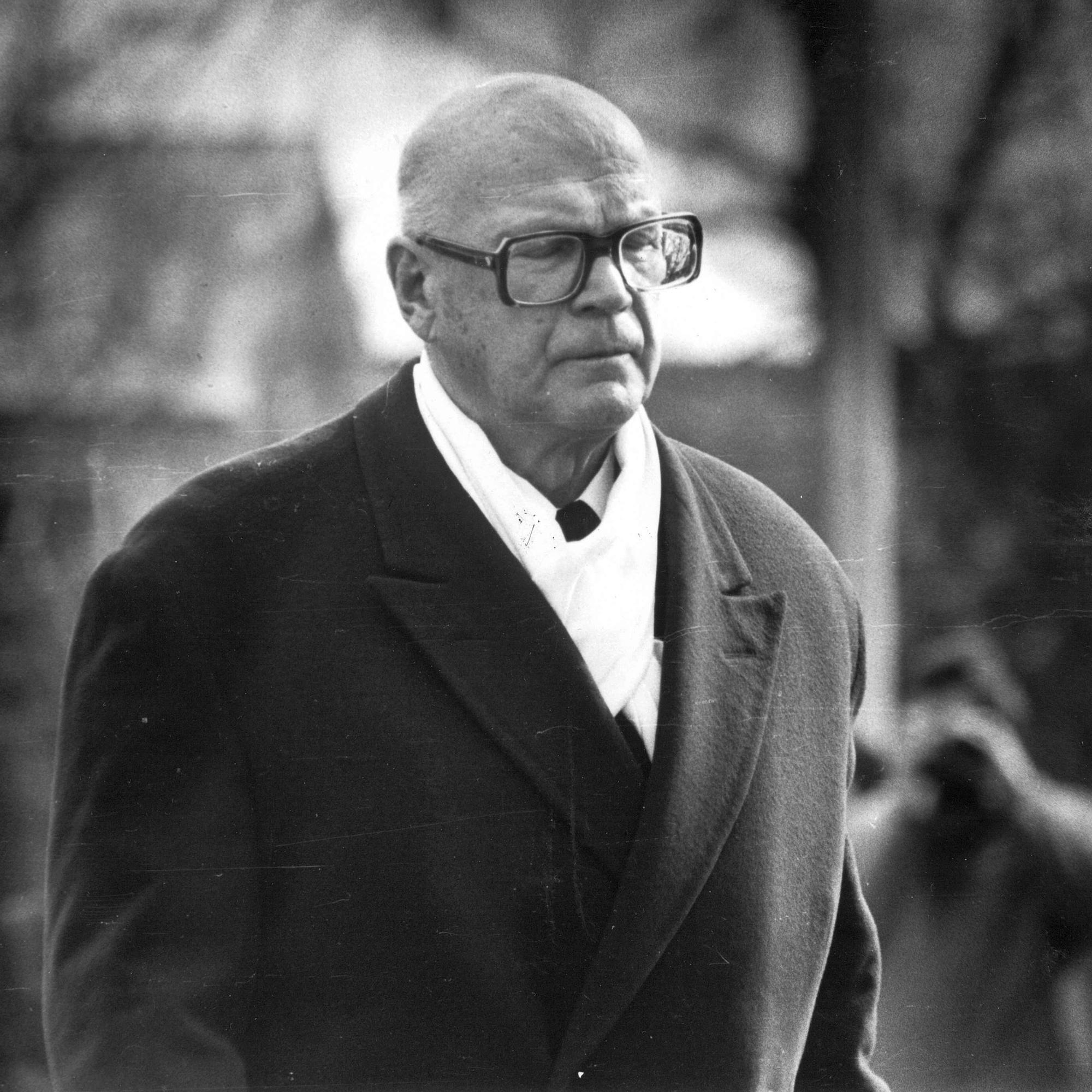 Ennennäkemättömät kuvat 47 vuoden takaa – Kun suru hiljensi presidentin ja hautajaisvieraat Lapualla 1976