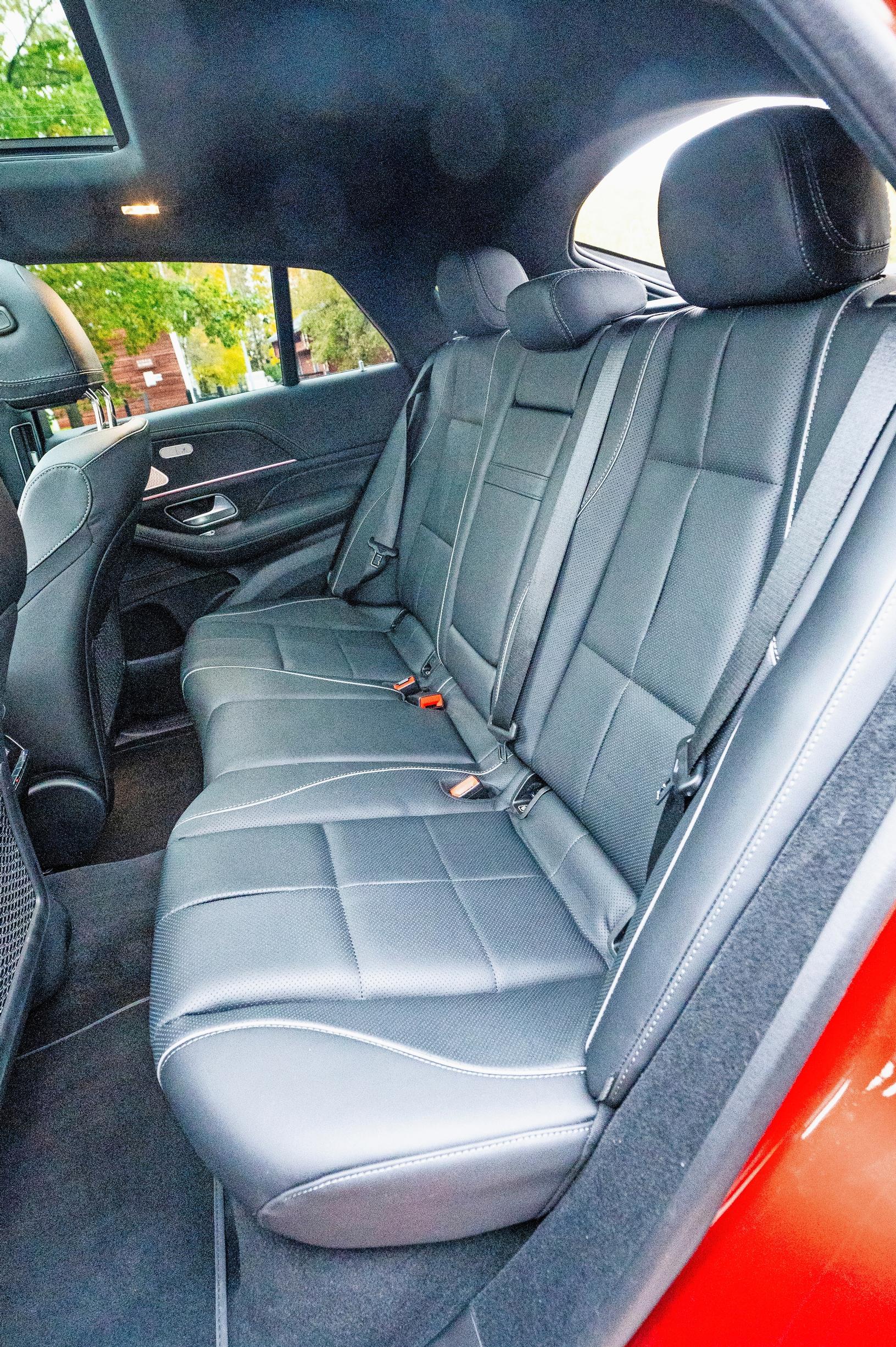 Mercedes-Benz GLE:n takaistuin on ahtaampi kuin auton koon perusteella voisi olettaa.