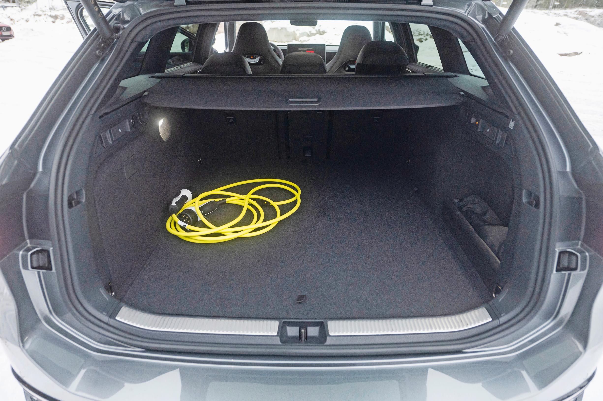 Volkswagen Passat e-Hybridin tavaratila on selkeän kuutioimainen.
