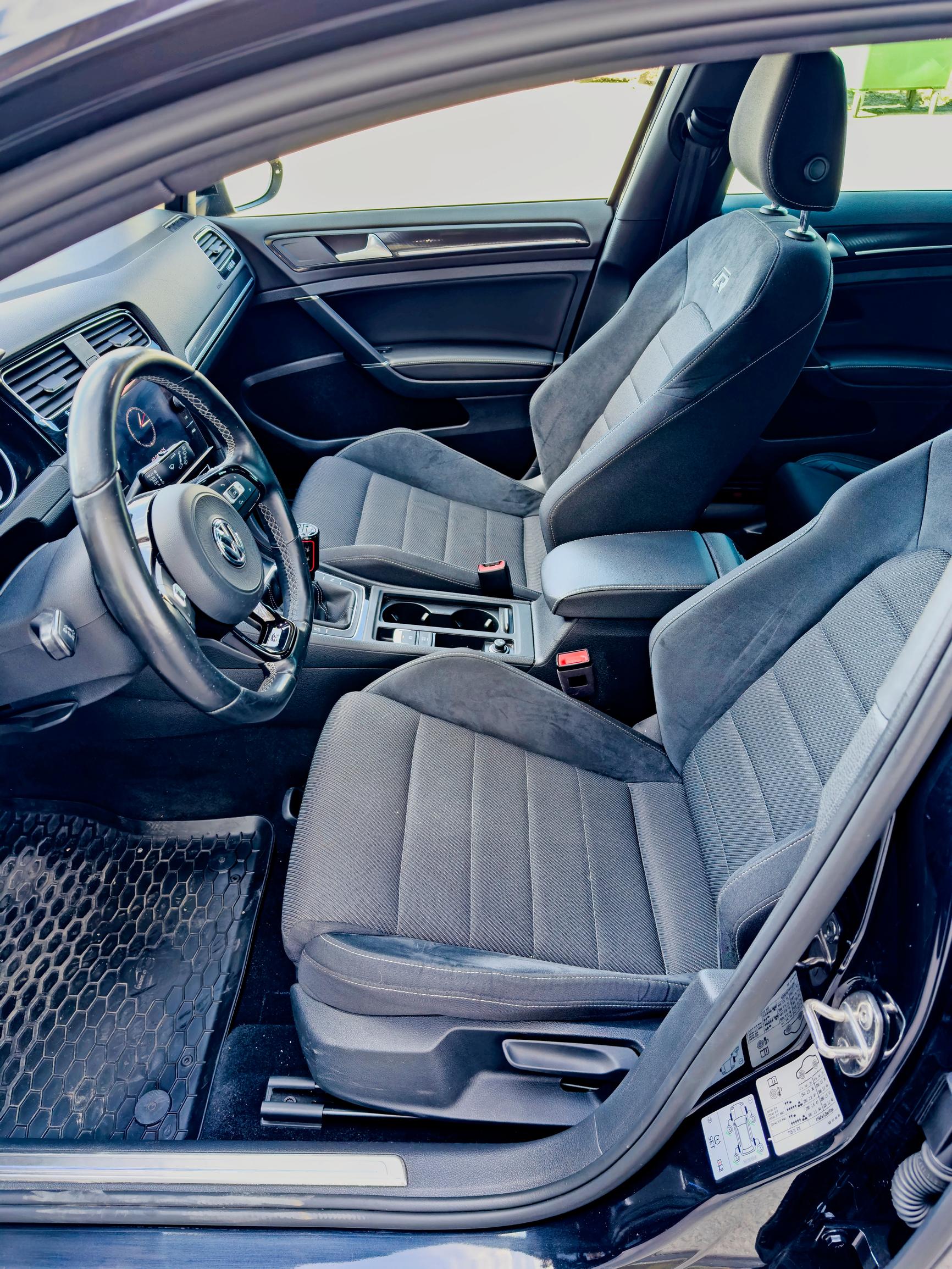 Volkswagen Golf R:n kuljettajan ja hänen vierustoverinsa istuimet ovat erinomaiset.