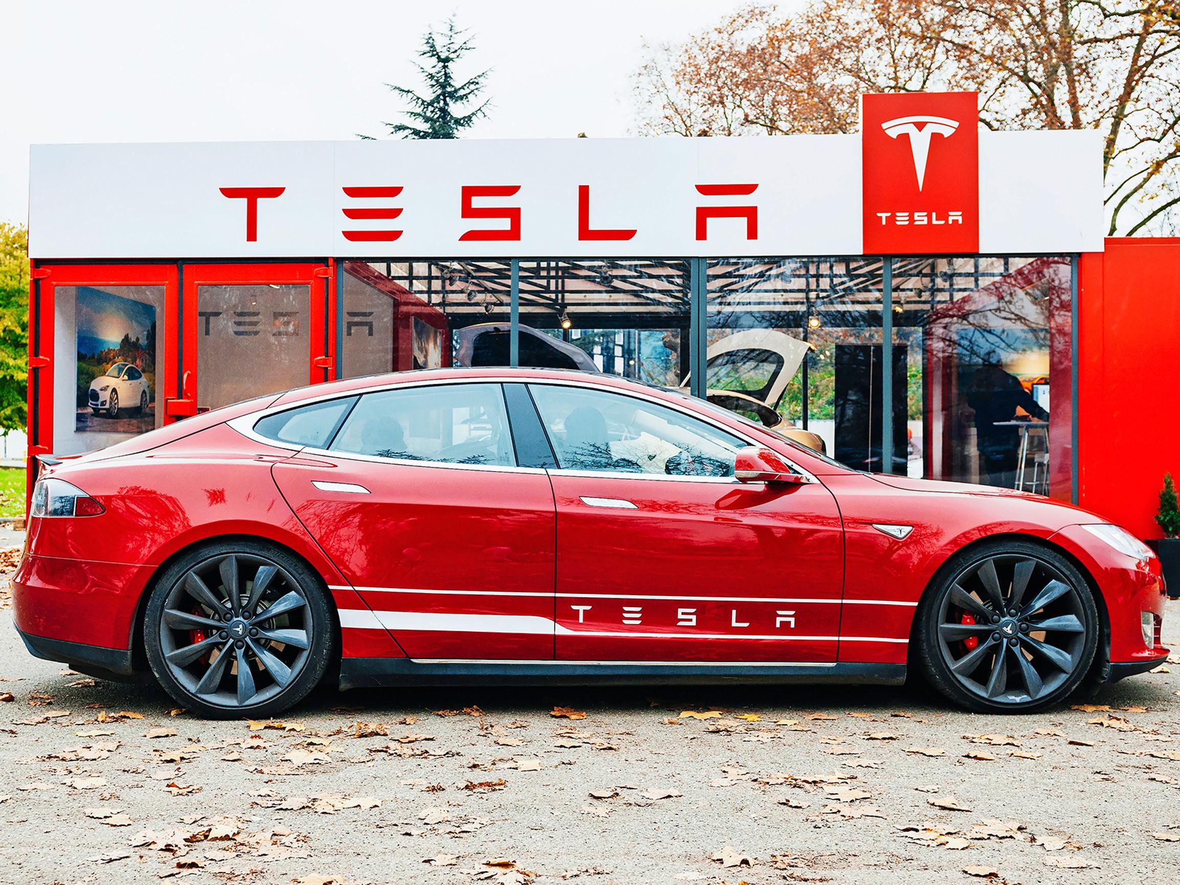 Tämä tullaan muistamaan 2010-luvun autoista – Mitä Tesla edellä, muut tekivät saman perässä, mutta paremmin – Muistatko nämä vuosikymmen ikonit?