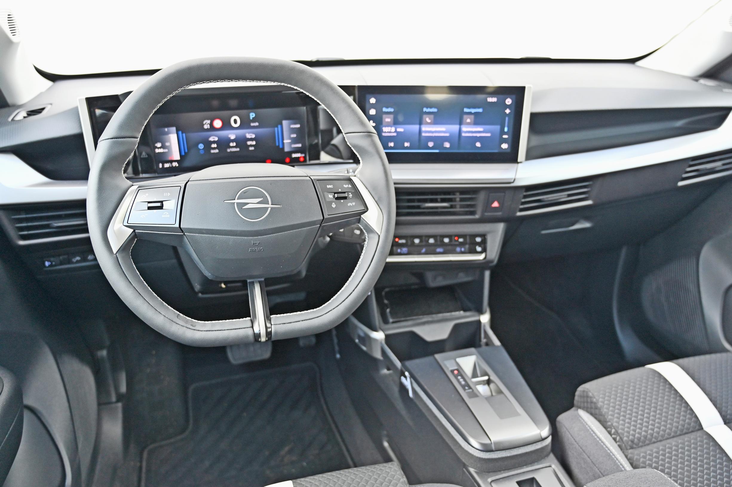 Opel Fronteran ohjaamoa voi luonnehtia toimivaksi, mutta runsas muovisuus lyö leimansa.