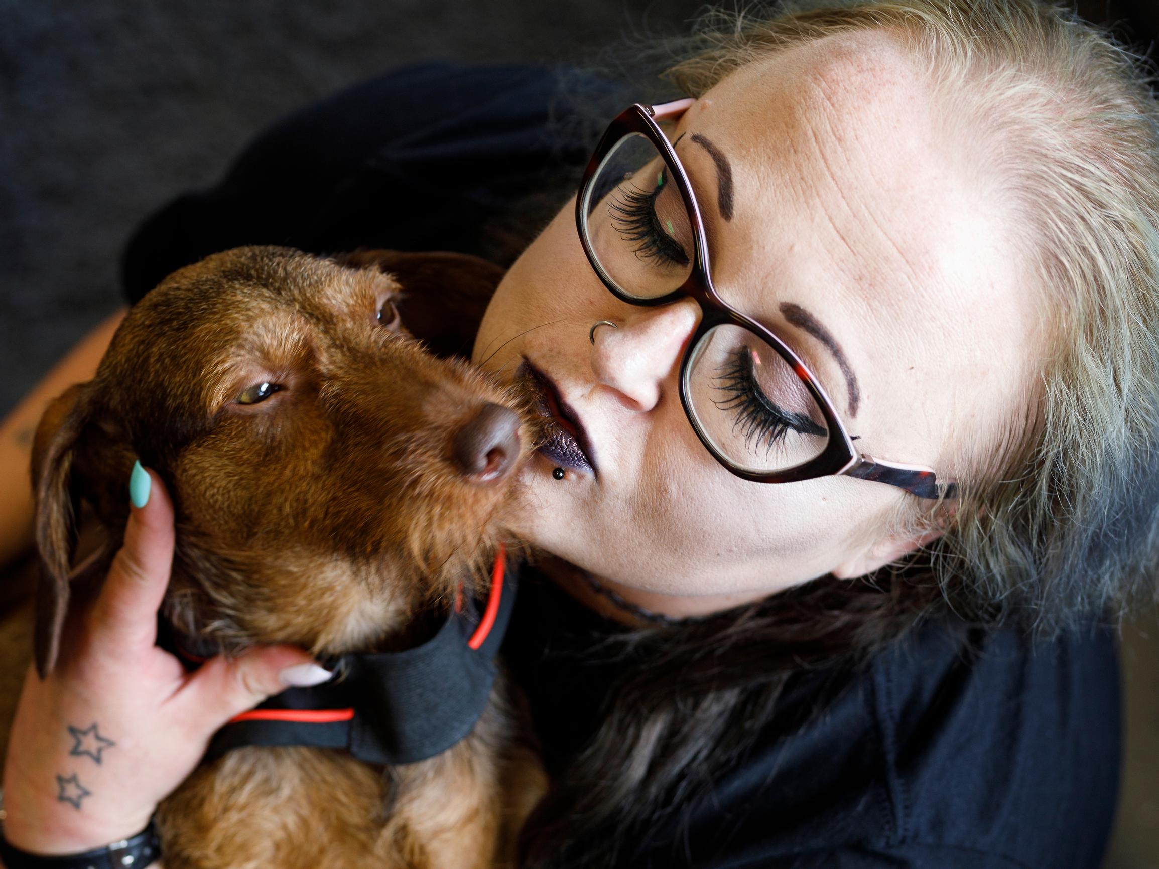 Psykoosihoidon poliklinikalla Leenan tukena on ollut lähihoitaja Maria ja kaksi hoitokoiraa: ”Tämän yksikön ja sen hoitajien ansiota oli, että paranemiseni alkoi”