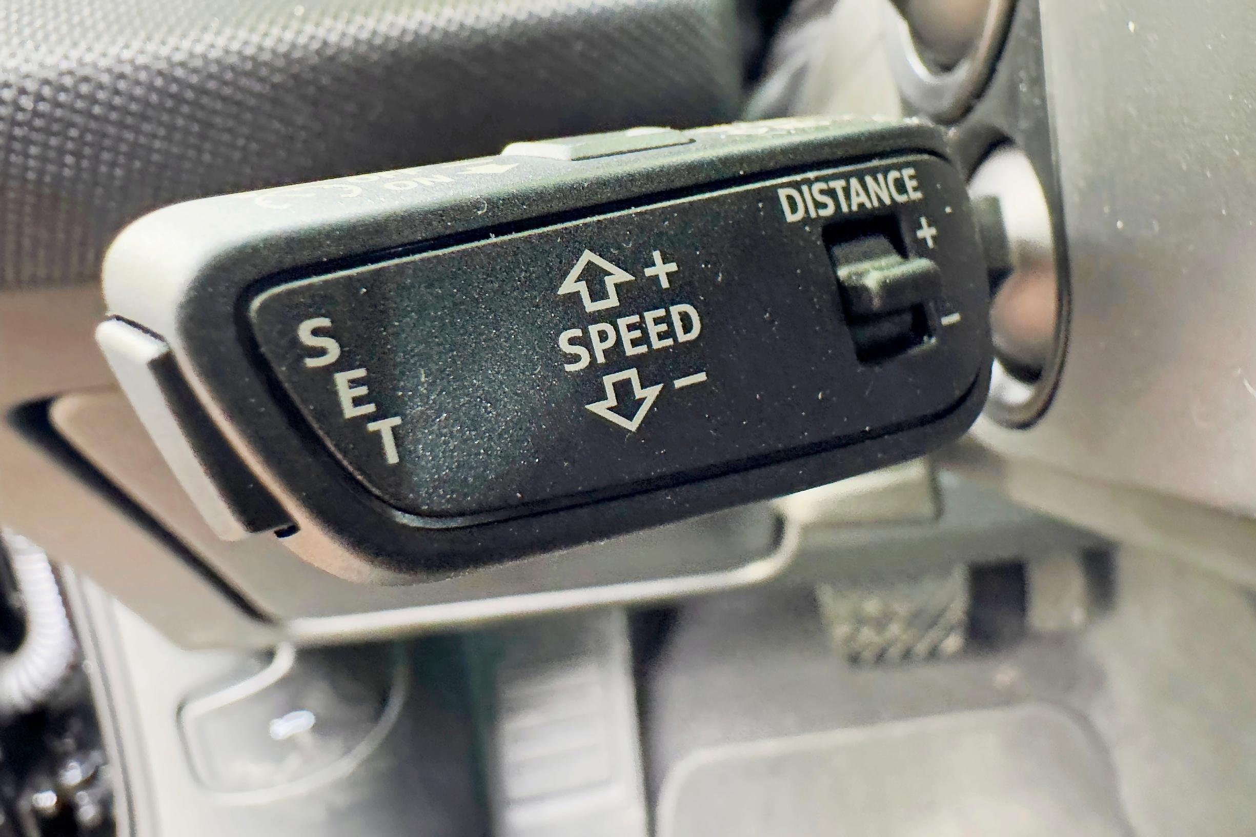 Audi A5 Avant vakionopeuden säädin on sijoitettu erilliseen viikseen. Ratkaisu on pätevä.