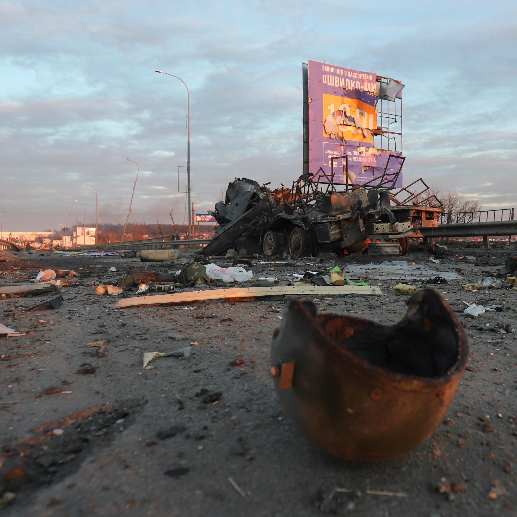  ”Uskon Ukrainan valoisaan tulevaisuuteen” – Max ja Aleksei hoitavat haavoittuneita, Marina nousee kellarista kerran päivässä laittamaan ruokaa ja Filip häiritsee venäläisiä verkkosivuja