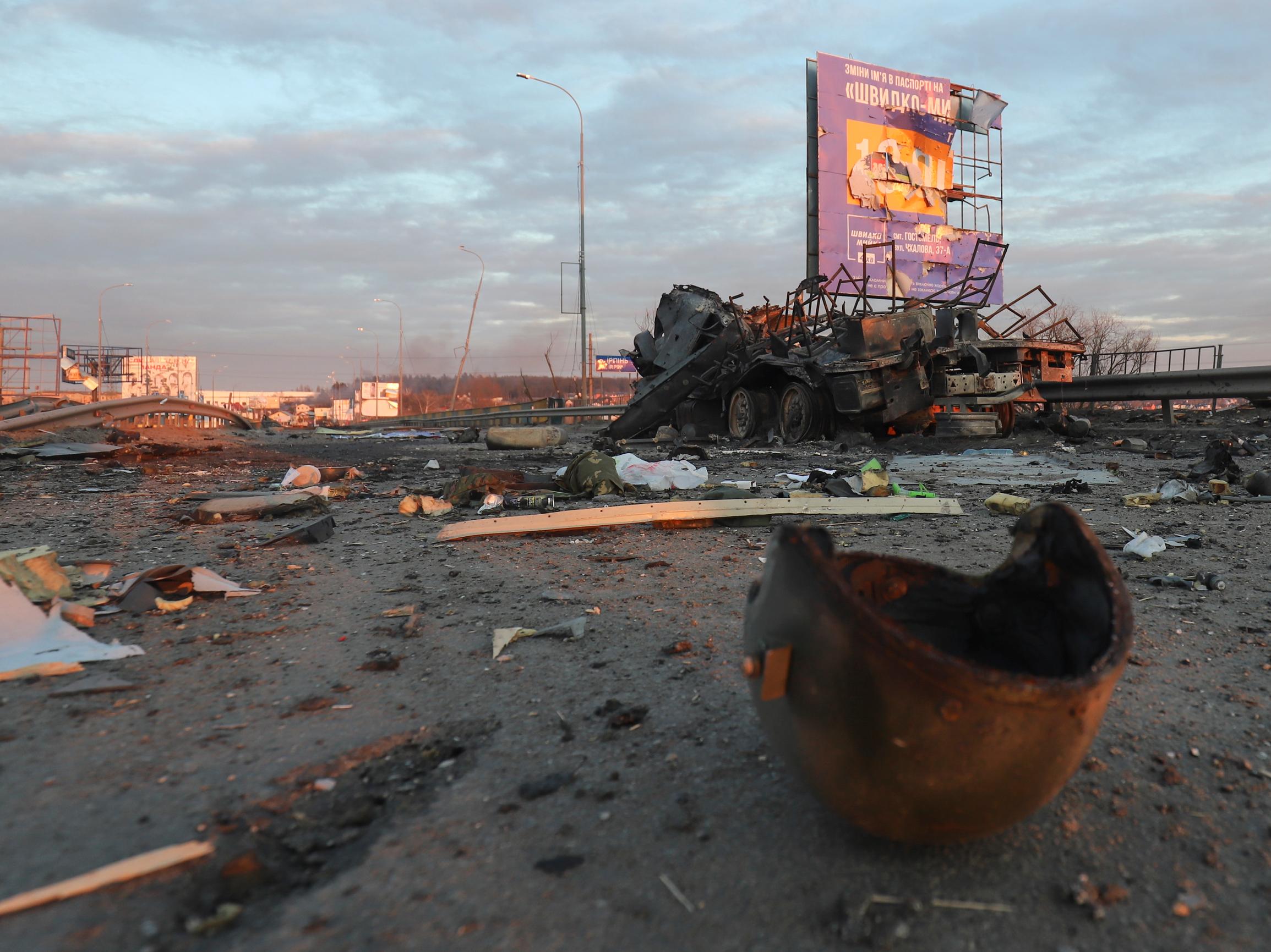  ”Uskon Ukrainan valoisaan tulevaisuuteen” – Max ja Aleksei hoitavat haavoittuneita, Marina nousee kellarista kerran päivässä laittamaan ruokaa ja Filip häiritsee venäläisiä verkkosivuja