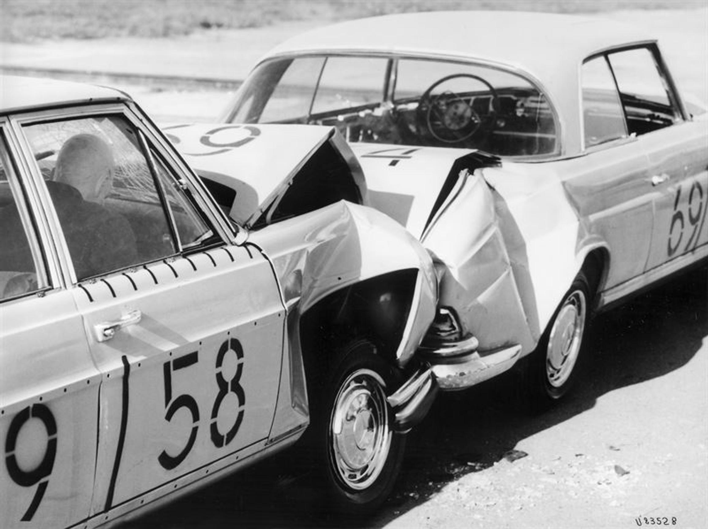 Mercedes-Benz teki ensimmäiset törmäystestit jo vuonna 1959 – turvallisuuden kehitystyö jatkuu edelleen