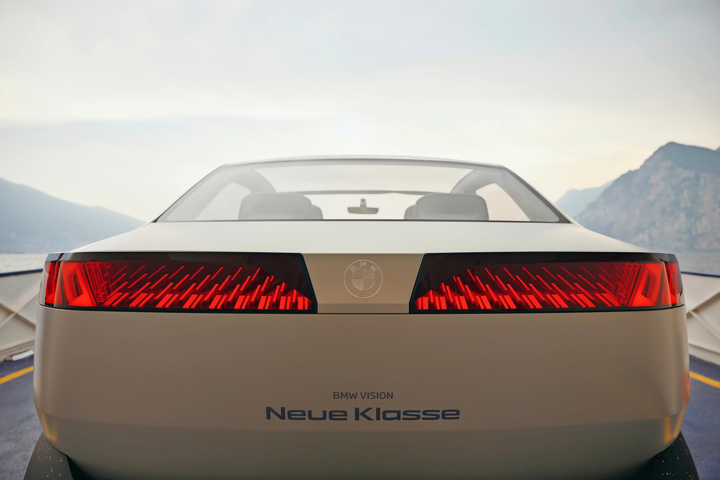 BMW tulevat sähköautot: Vision Neue Klassen takanäkymää hallitsee komea kolmiulotteisten ledivalojen rivistö. Valokuviota voidaan muuttaa ja yksilöidä.