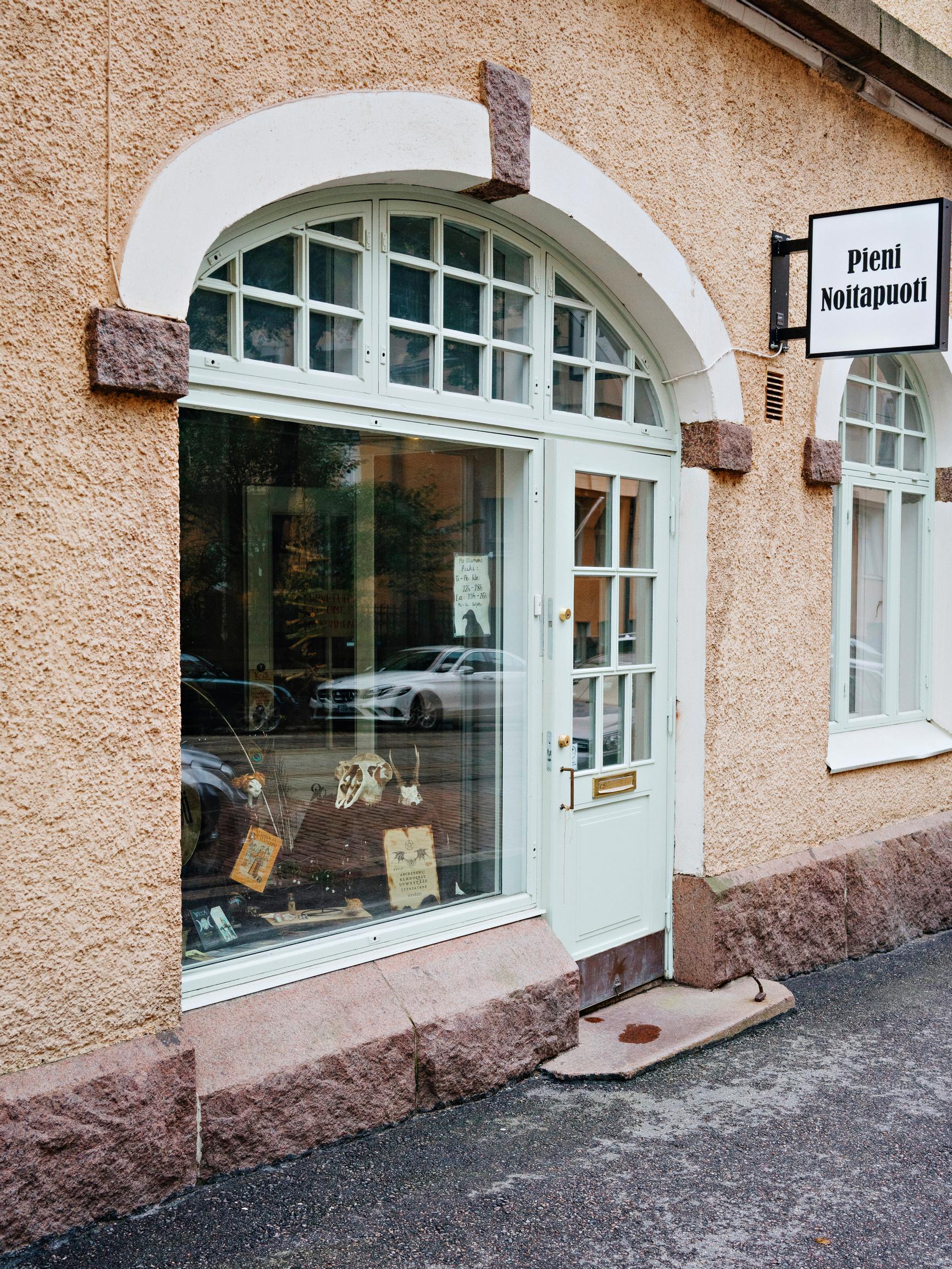 Sijoittamalla vaurastuneen Petteri Kallion Pieni Noitapuoti on Helsingin Ullanlinnassa. 