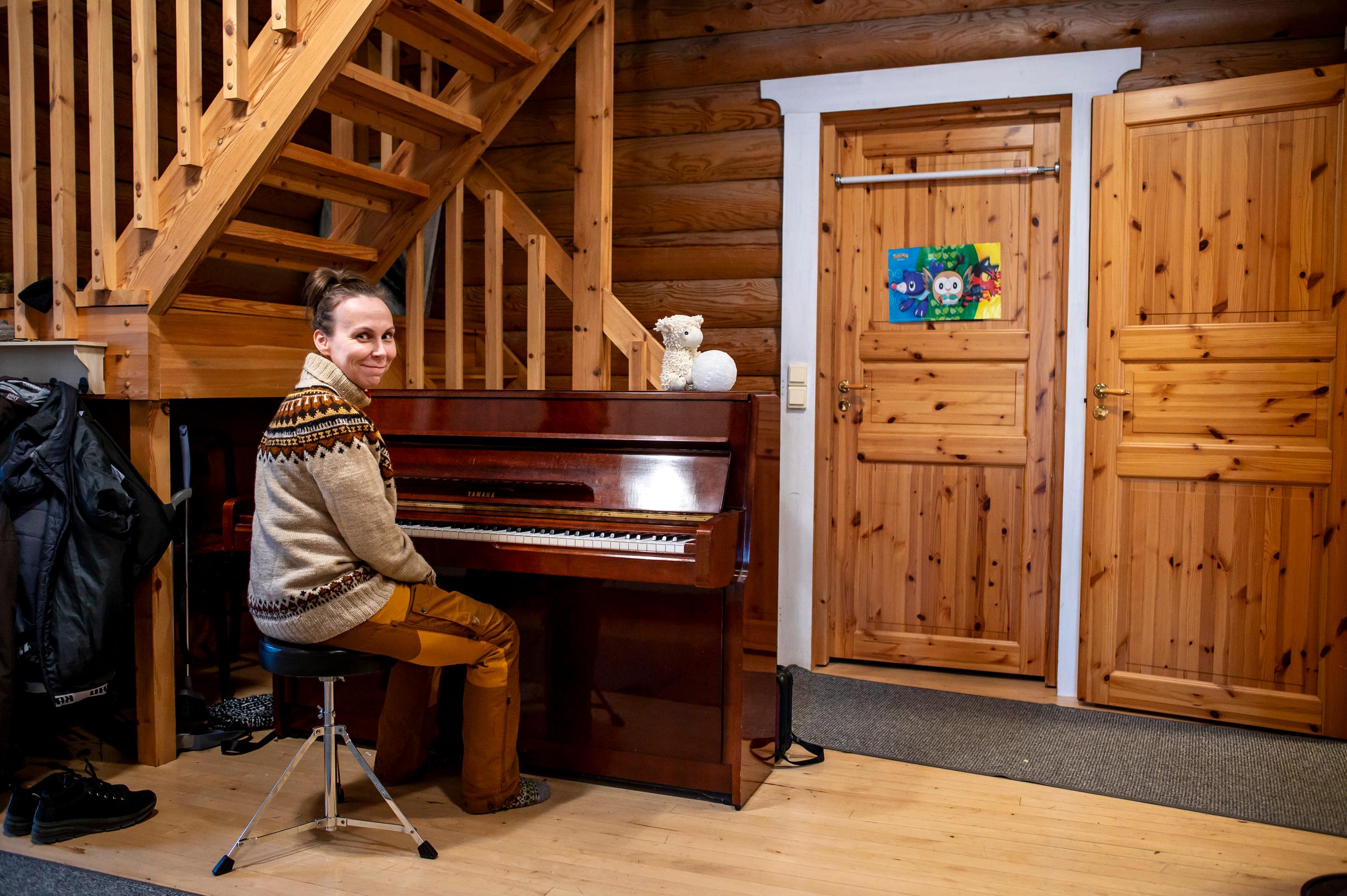Toinen piano on navetassa, toinen talon aulassa. 