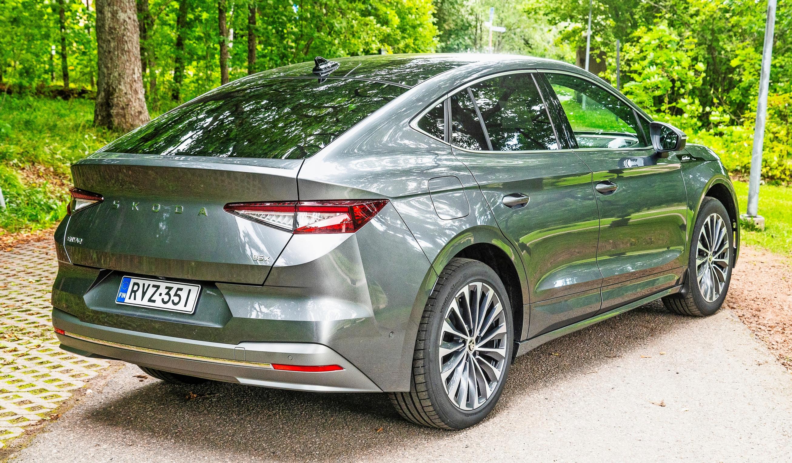 Škoda Enyaq Coupén suorituskyky ei ole ongelma - kulkuhaluja piisaa. Kun ajaa maltillisesti, Enyaqin kulutus pysyy selvästi tason 20 kWh/100 km alapuolella. Hyvä toimintamatka ja latausteho.