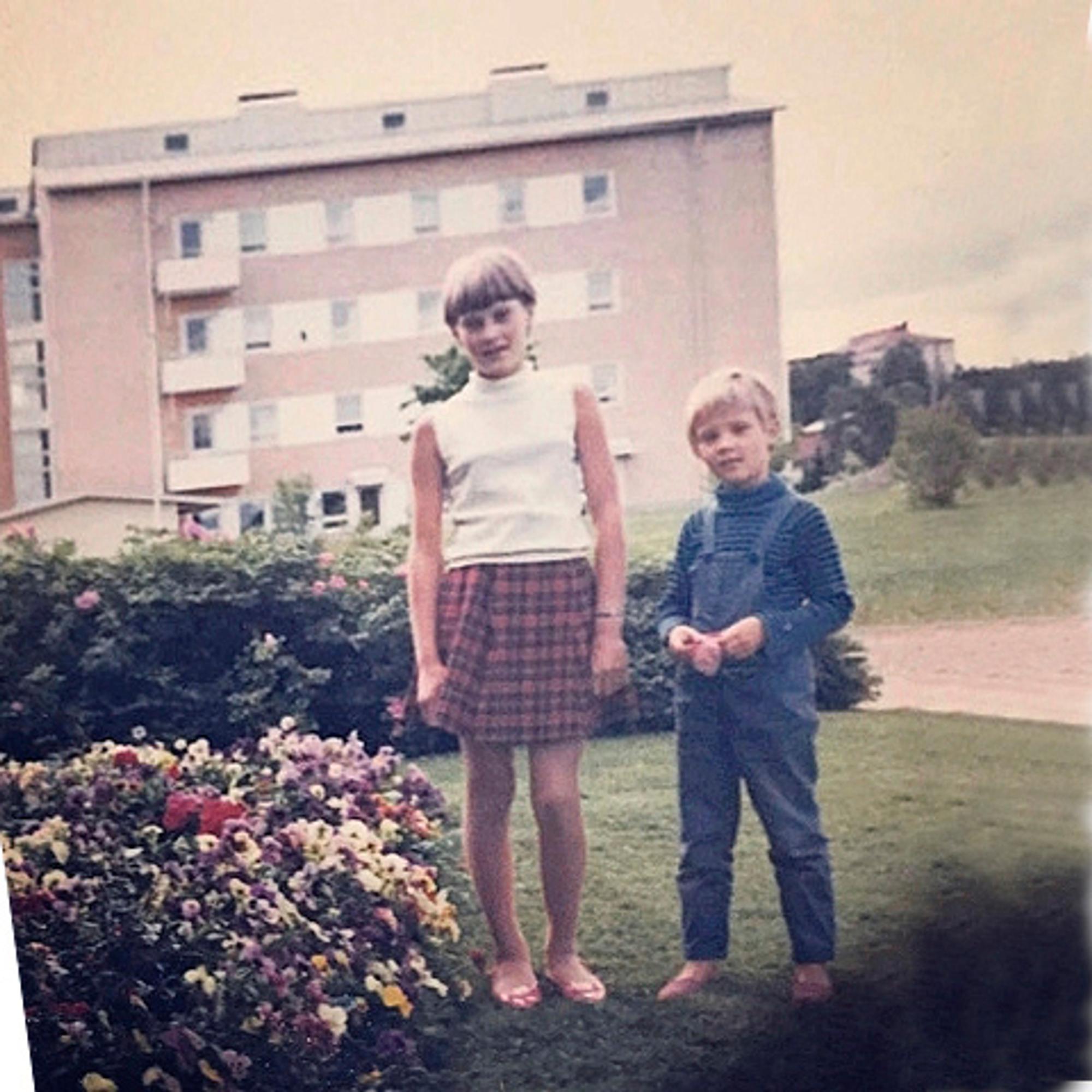 Eppu Nuotio kuusivuotiaana Päivi-siskon kanssa kotipihalla Iisalmessa.
