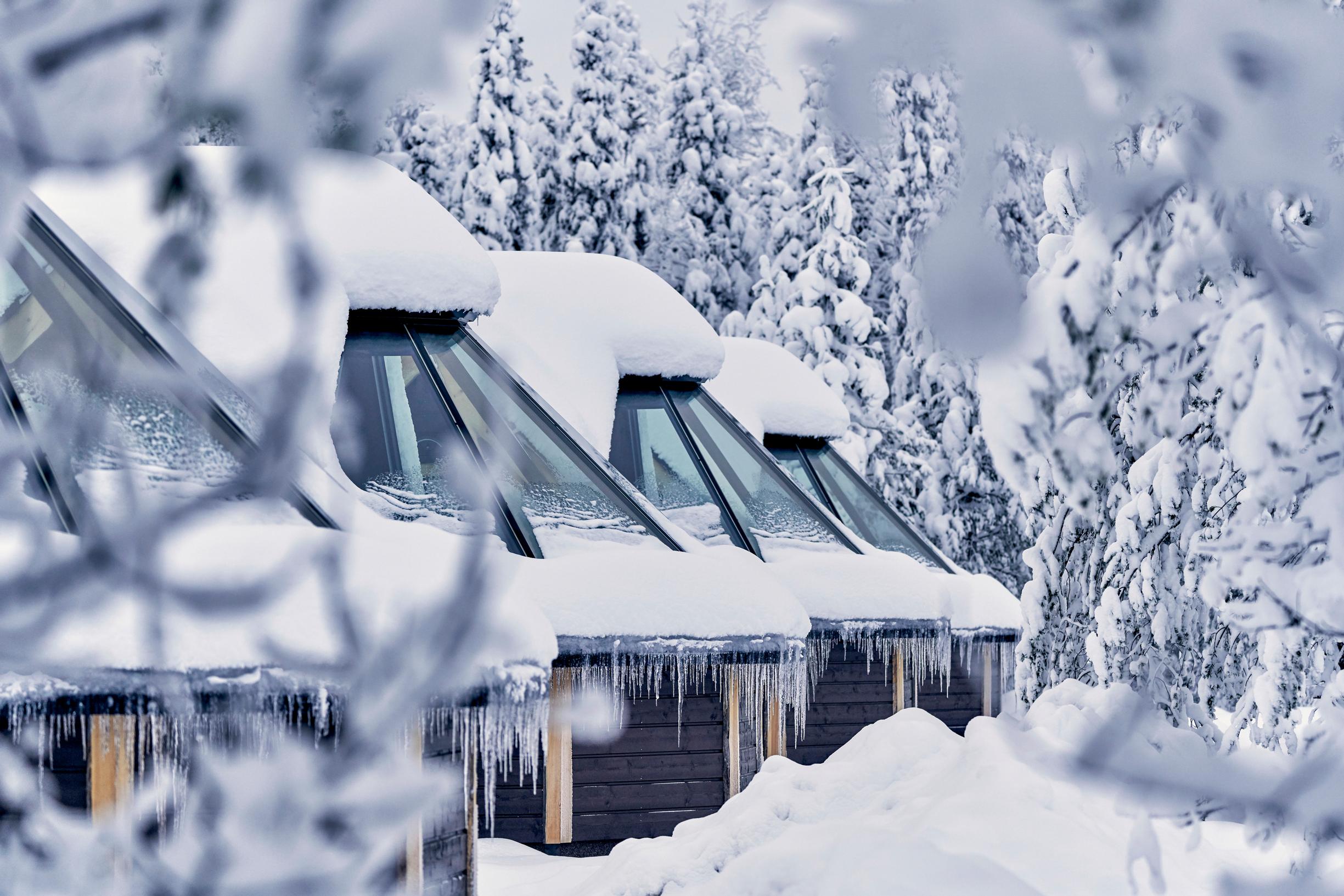 Lumiloma Levillä on täynnä tunnelmaa. Northern Lights Village tarjoaa majoitusta lasikattoisissa revontulimökeissä. 