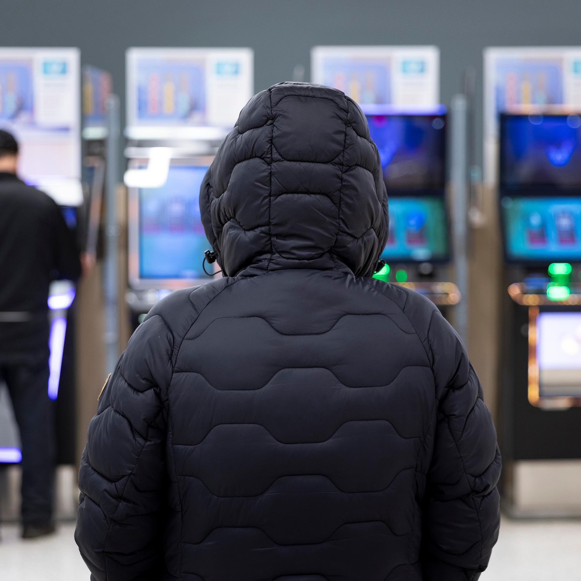 Viisikymppinen Taru upotti “omakotitalon verran rahaa“ nettikasinoihin – Nyt hallitus haluaa laillistaa ne