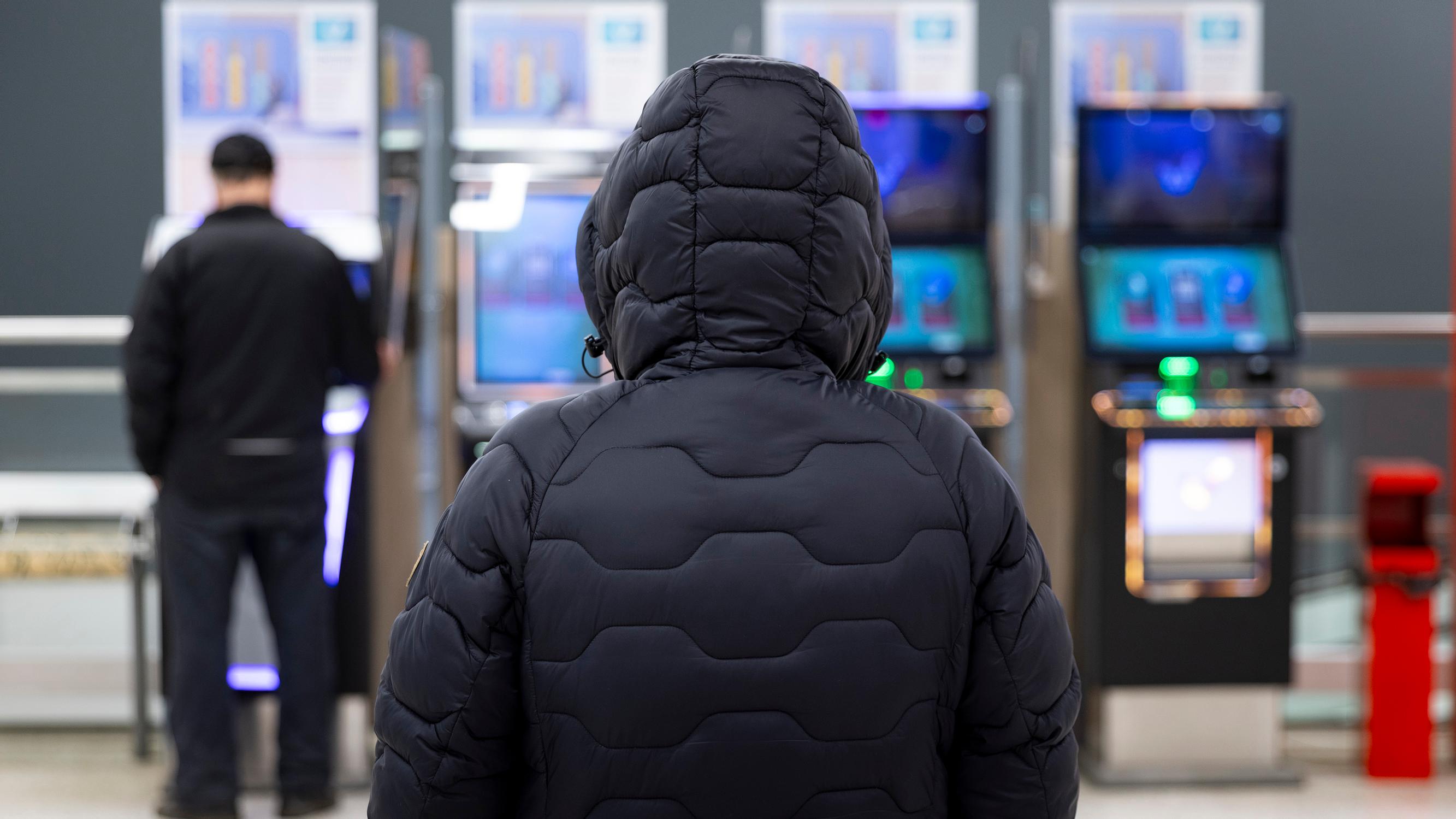 Viisikymppinen Taru upotti “omakotitalon verran rahaa“ nettikasinoihin – Nyt hallitus haluaa laillistaa ne