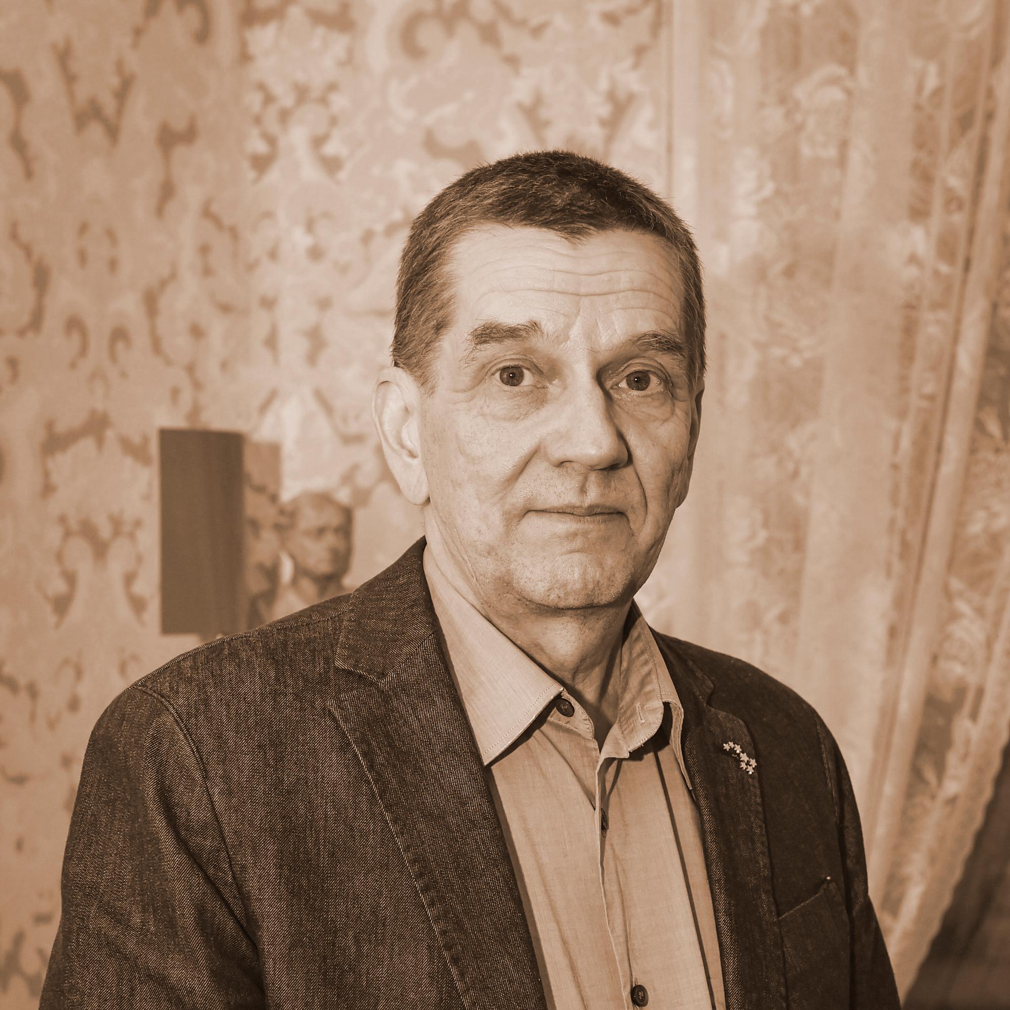 Menestyskirjailija Olli Jalonen: Isän tapaturma pani elämämme uusiksi