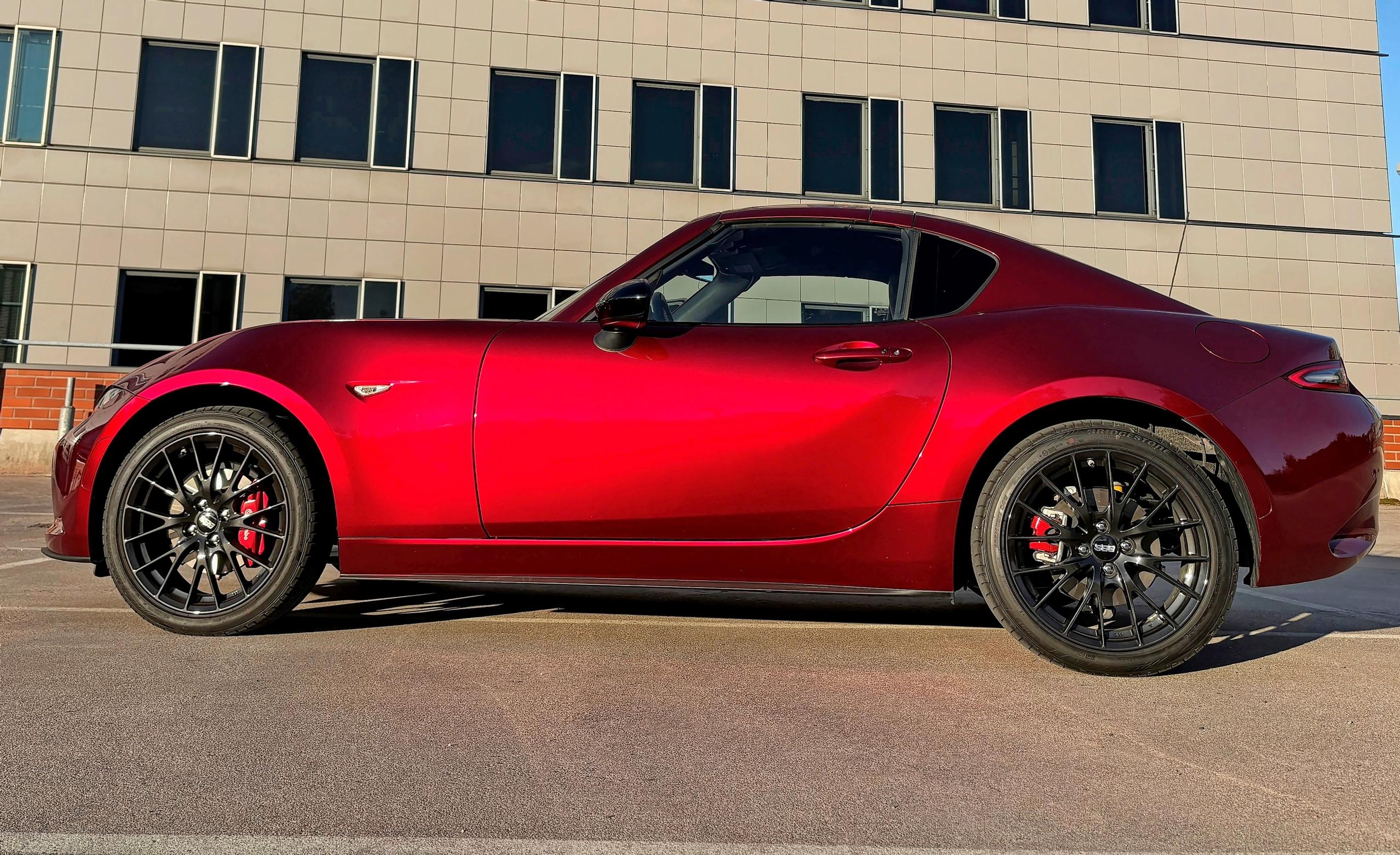 Mazda MX-5 on pieni auto, ja näin pienessä autossa vauhti tuntuu aivan eri tavalla kuin massiivisessa katumaasturissa. Alle 7 sekuntia nollasta sataan riittää mainiosti. Moottoria voi laulattaa iloisesti: parhaat tehot irtovat vasta kierrosluvulla 7000 rpm.