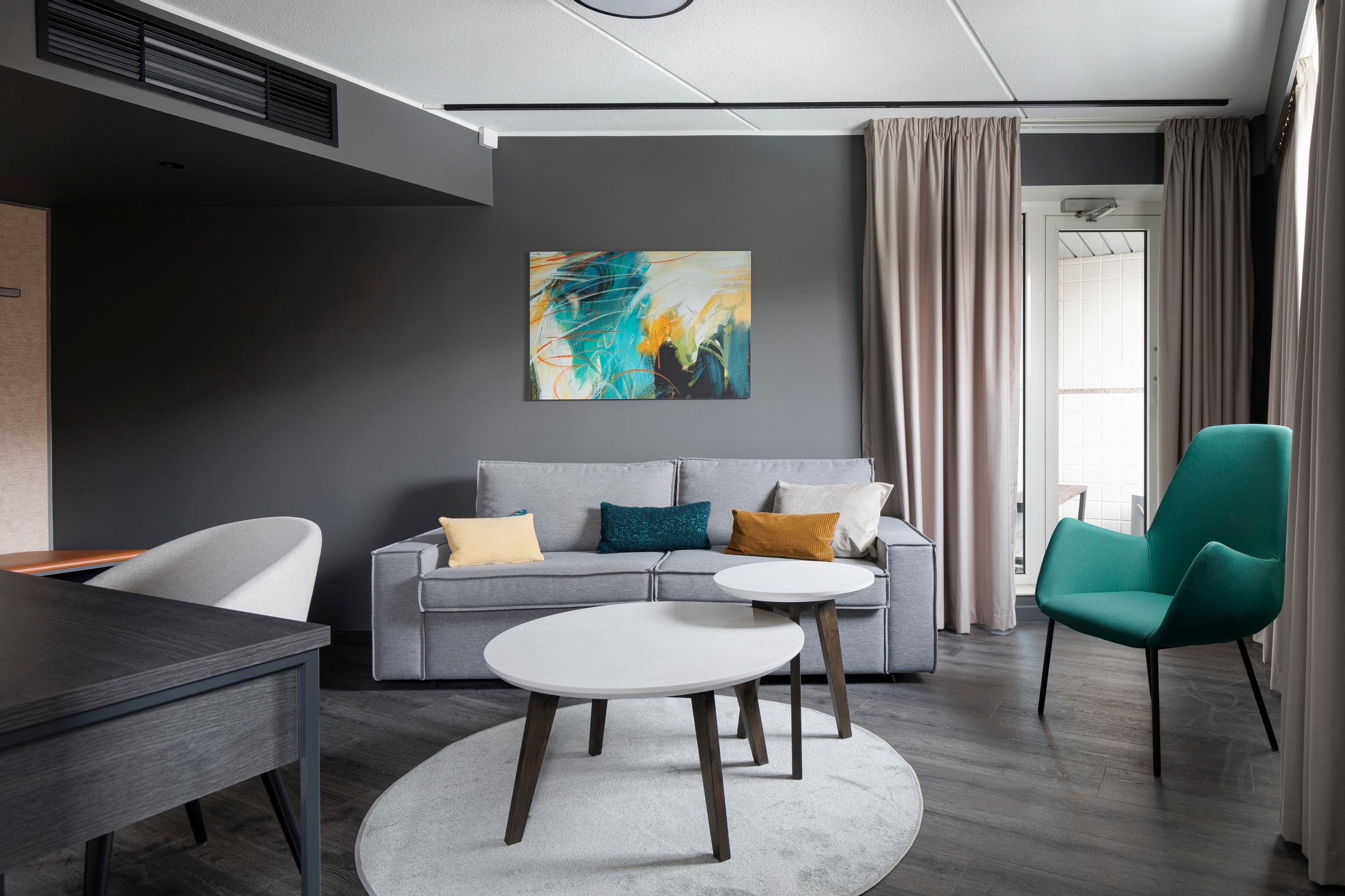 Hotelli Vantaa testissä: Hotellissa on myös Junior Suite -huoneita, joissa on oma parveke.