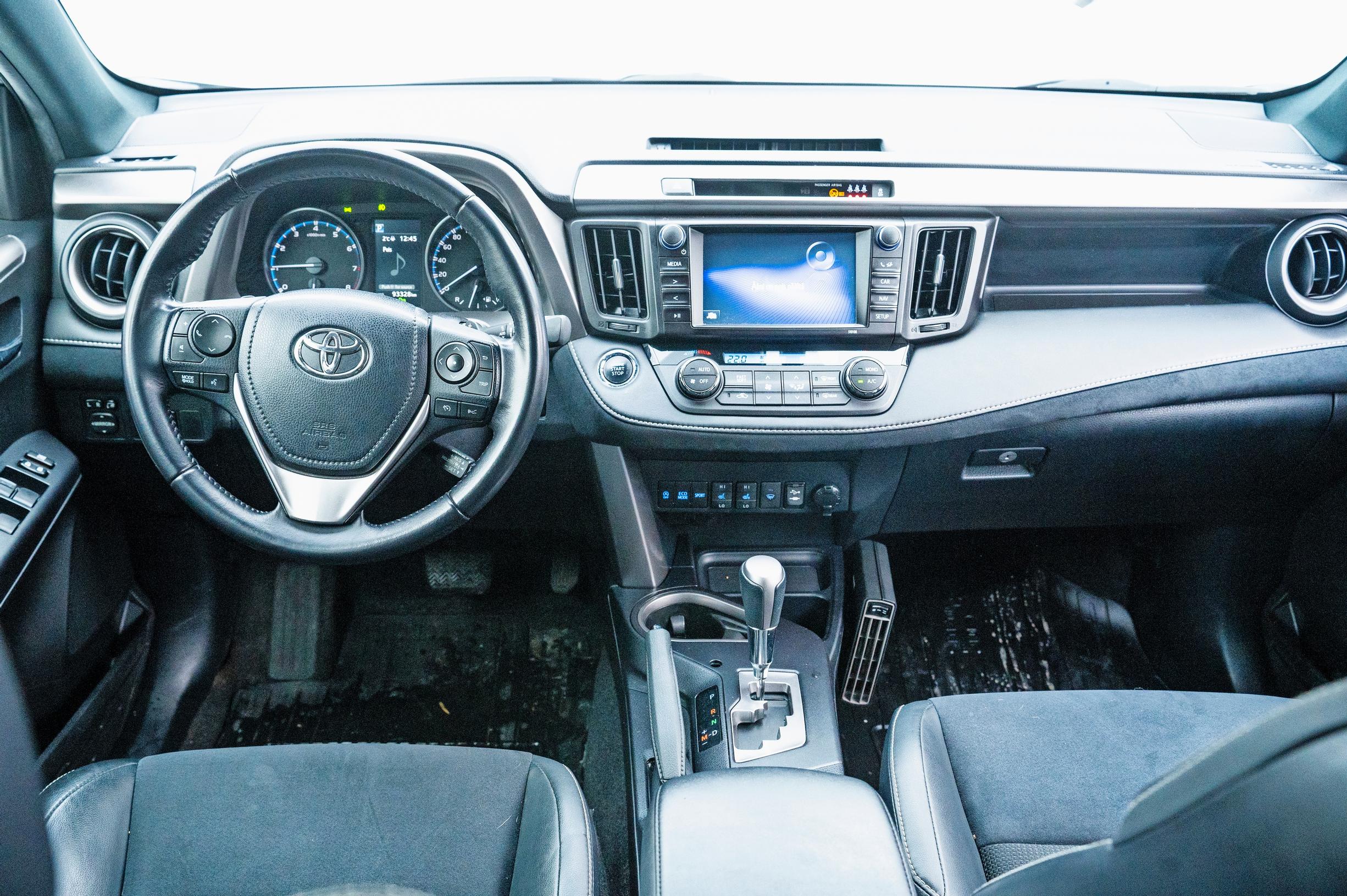 Toyota RAV4:n ajalta ennen digivallankumousta periytyvä kojelauta on ihanan selkeä. Sisälämmitin on aina hyödyllinen varuste.