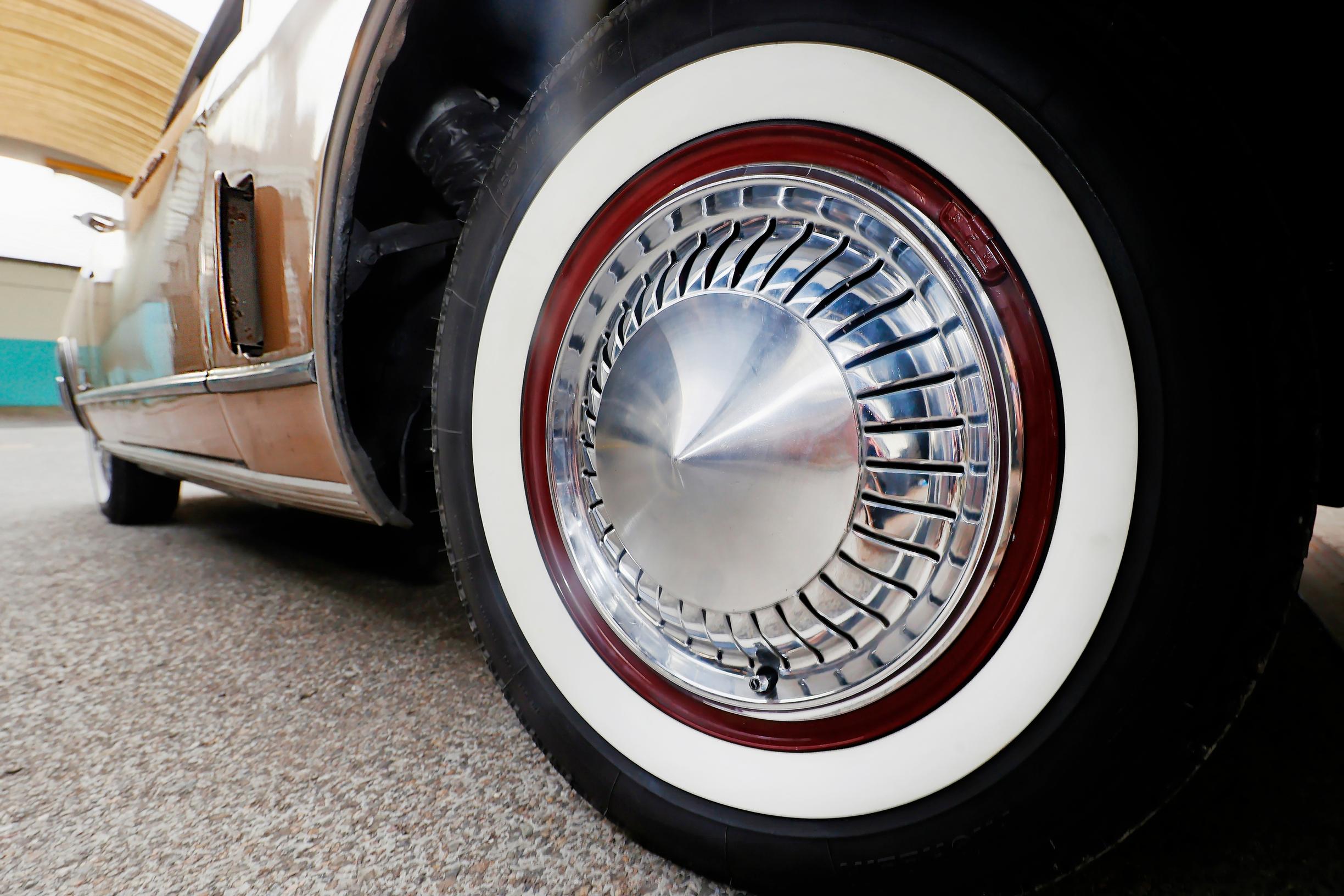 Studebaker GT Hawkin vanne on kuin koru. Lokasuojan kaaren takana olevan avattavan luukun kautta ohjataan ilmaa edessä istuvien jalkoihin.