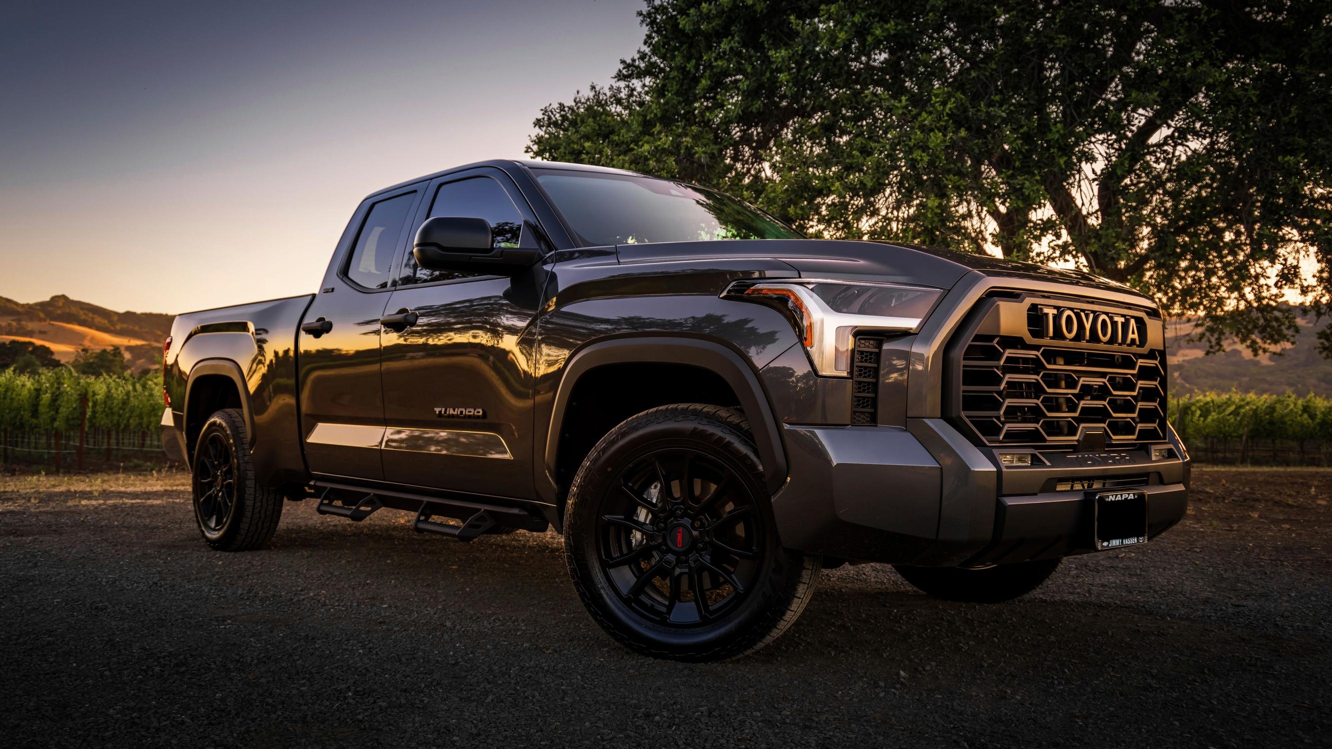 Toyota Tundra on Jenkkien valinta. USA on pick-upien luvattu maa. Siellä ei Hiluxilla pärjää. Pitää olla Tundra. 
