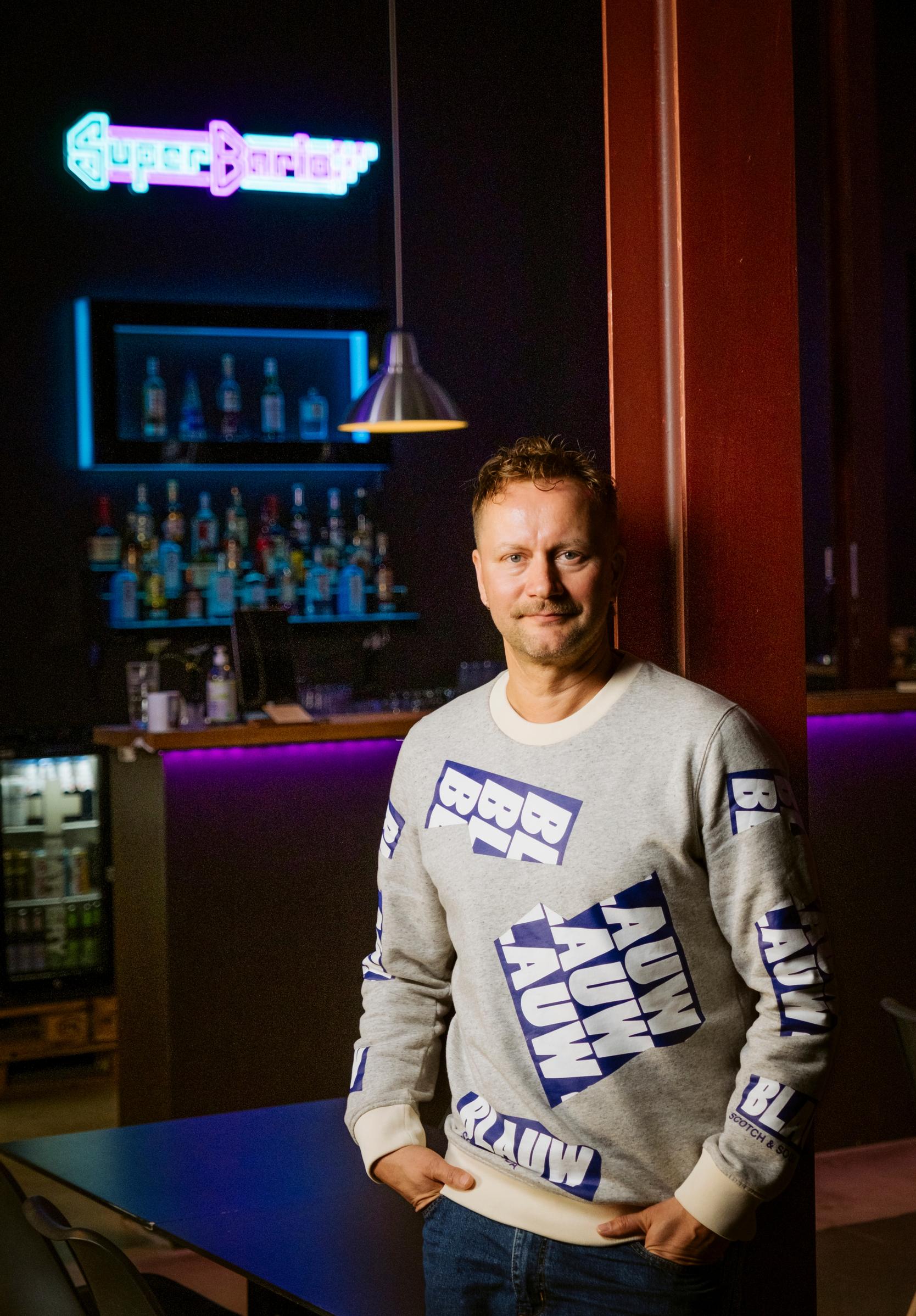 Mikko Silvennoisen nuoruuden Euroviisuissa erityisinä hetkinä mieleen jäivät Sonja Lumpeen Eläköön elämä ja belgialaisen Sandra Kimin voittajakappale J'aime la vie.