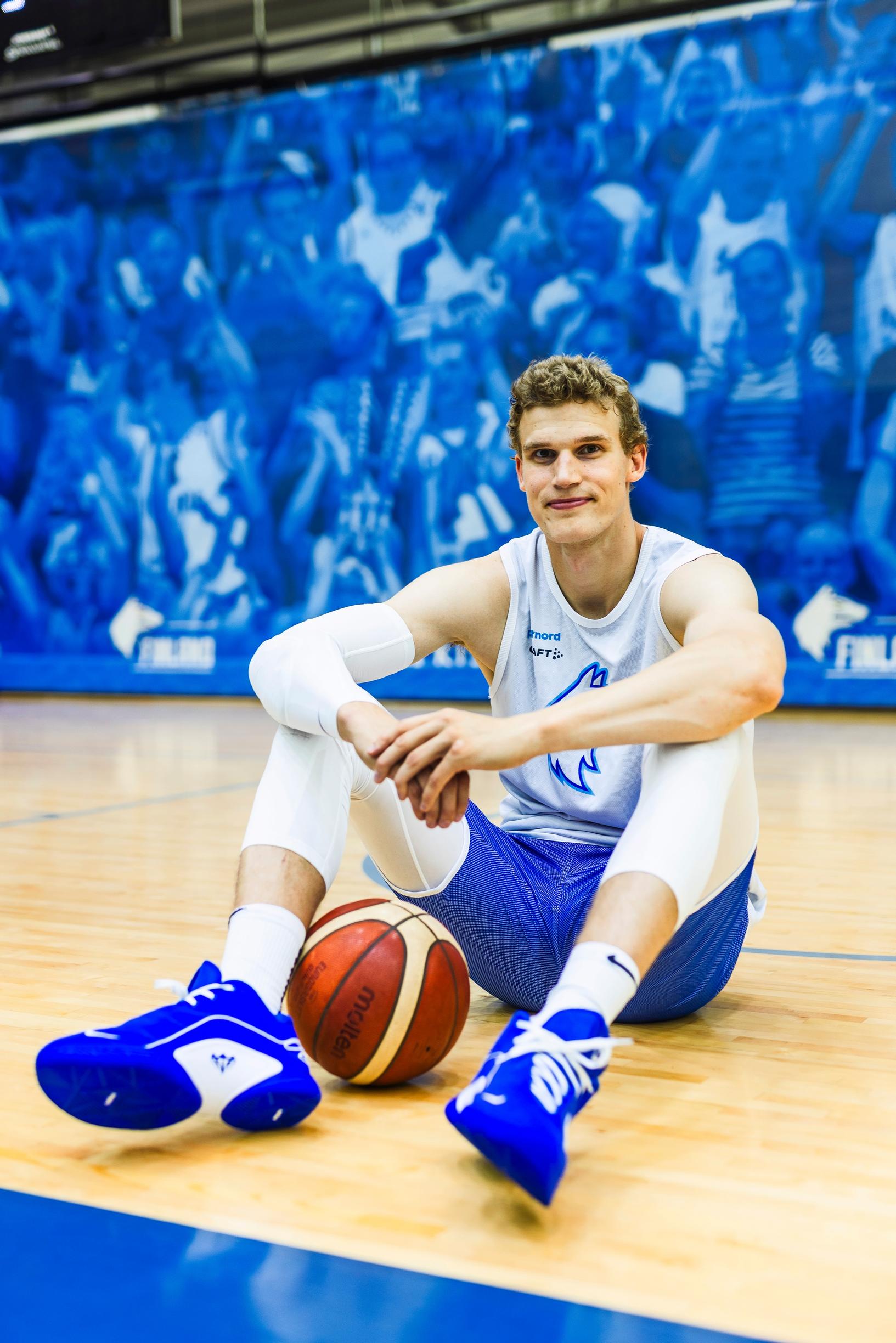 Lauri Markkasen iloisen ulkokuoren alla on huippu-urheilija, joka haluaa olla Suomen kaikkien aikojen paras urheilija. Kaikkien aikojen koripalloilija hän jo on.