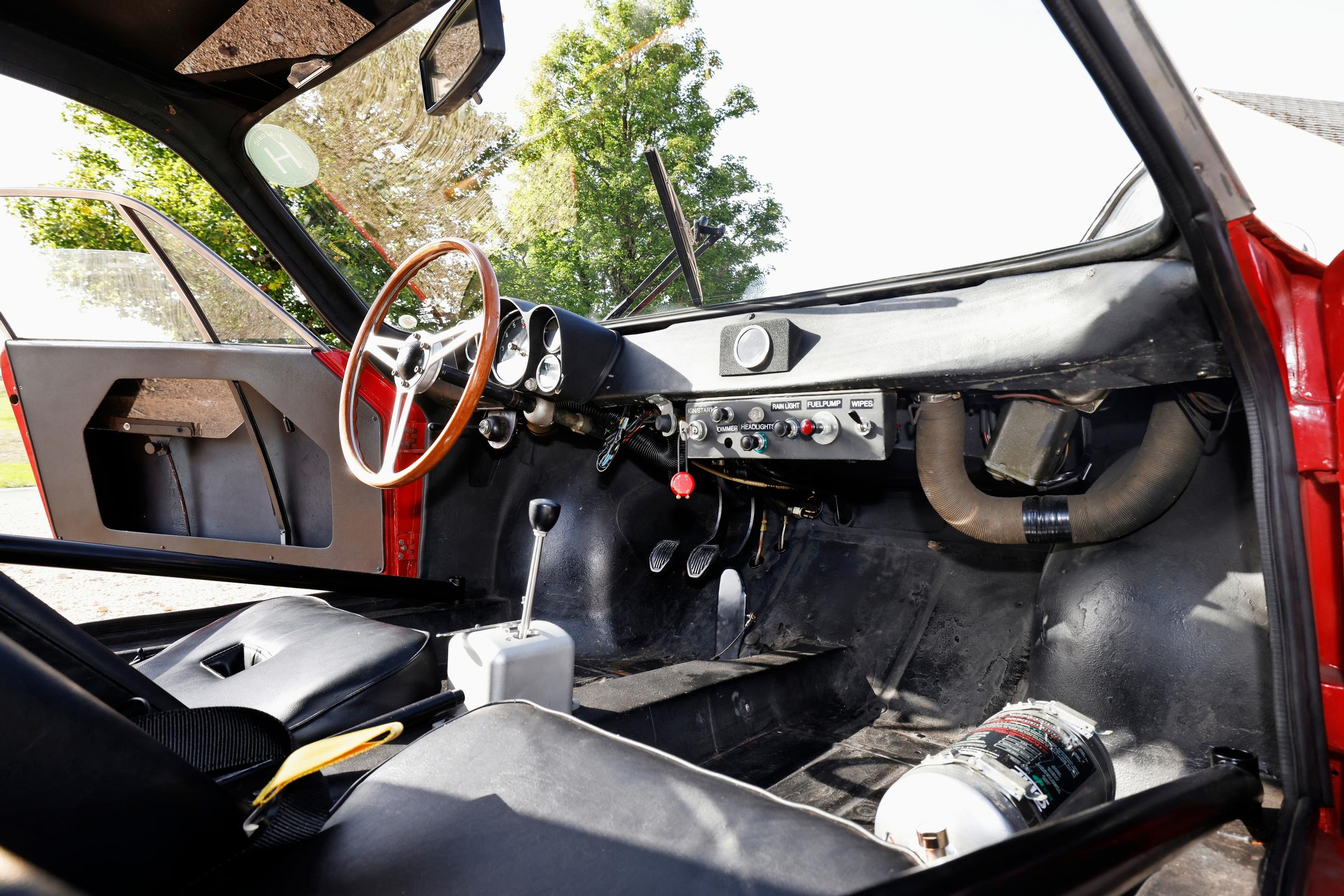 Ohjaamossa ei ole mukavuusvarusteita. Vain kaikki tarpeellinen löytyy.